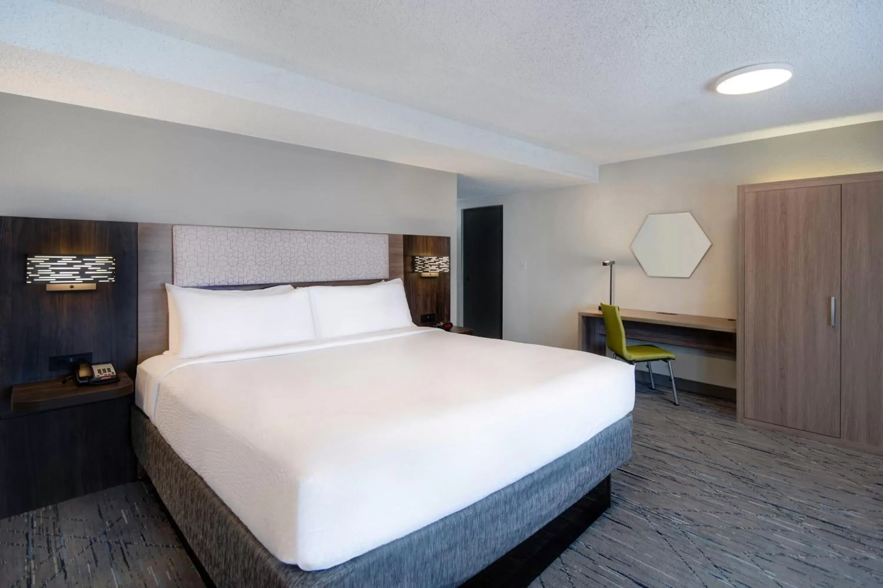 Bed in Holiday Inn Express Rochester - University Area, an IHG Hotel