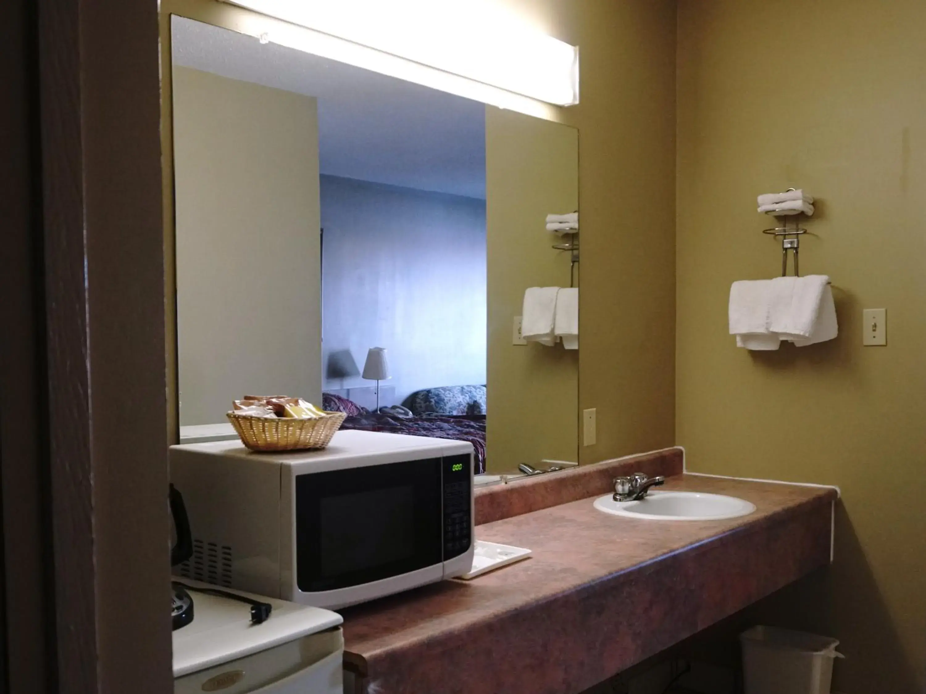 Kitchen or kitchenette, Bathroom in The Ritz Cafe and Motor Inn