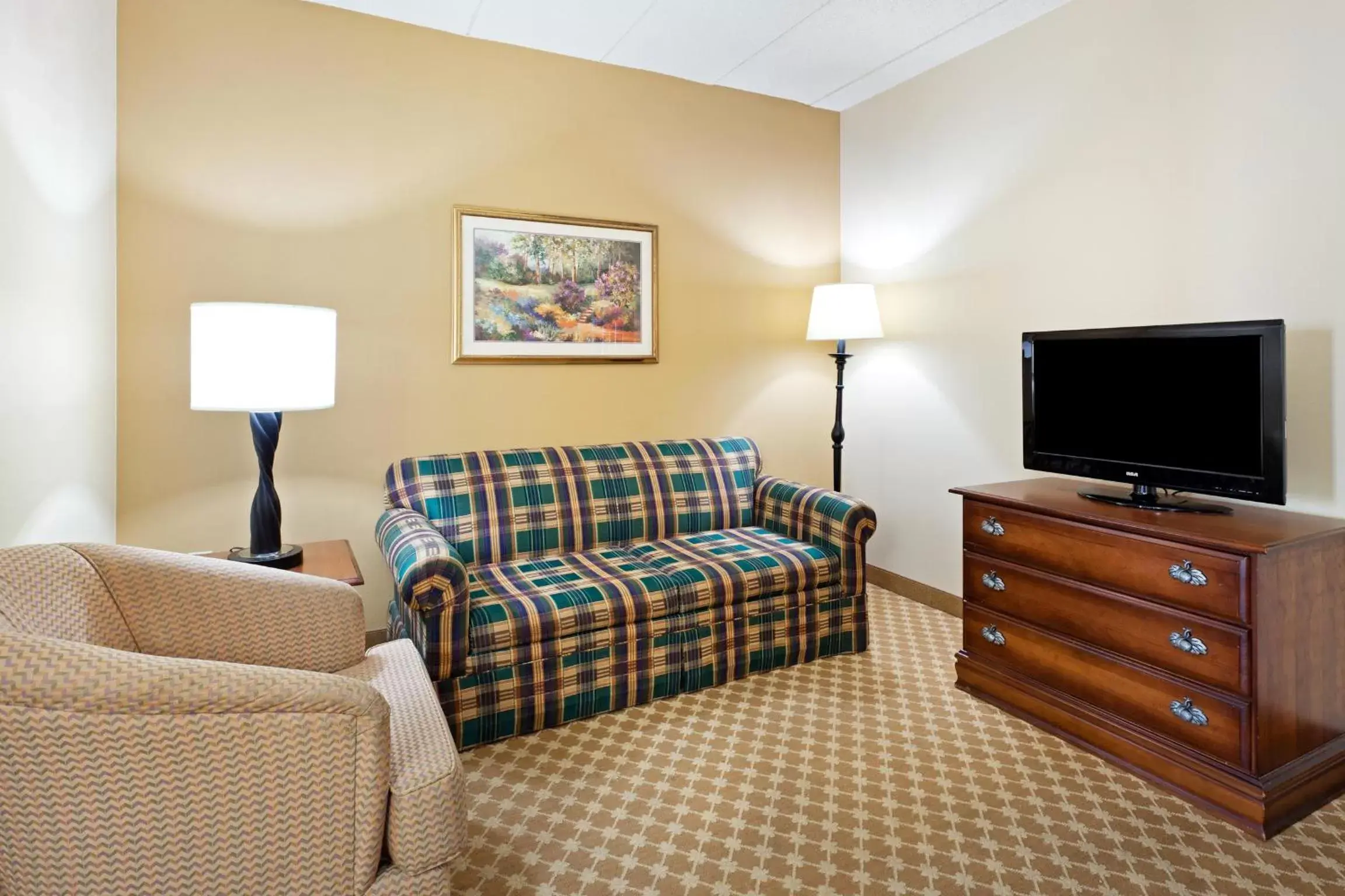 Living room, Seating Area in Country Inn & Suites by Radisson, Frackville (Pottsville), PA