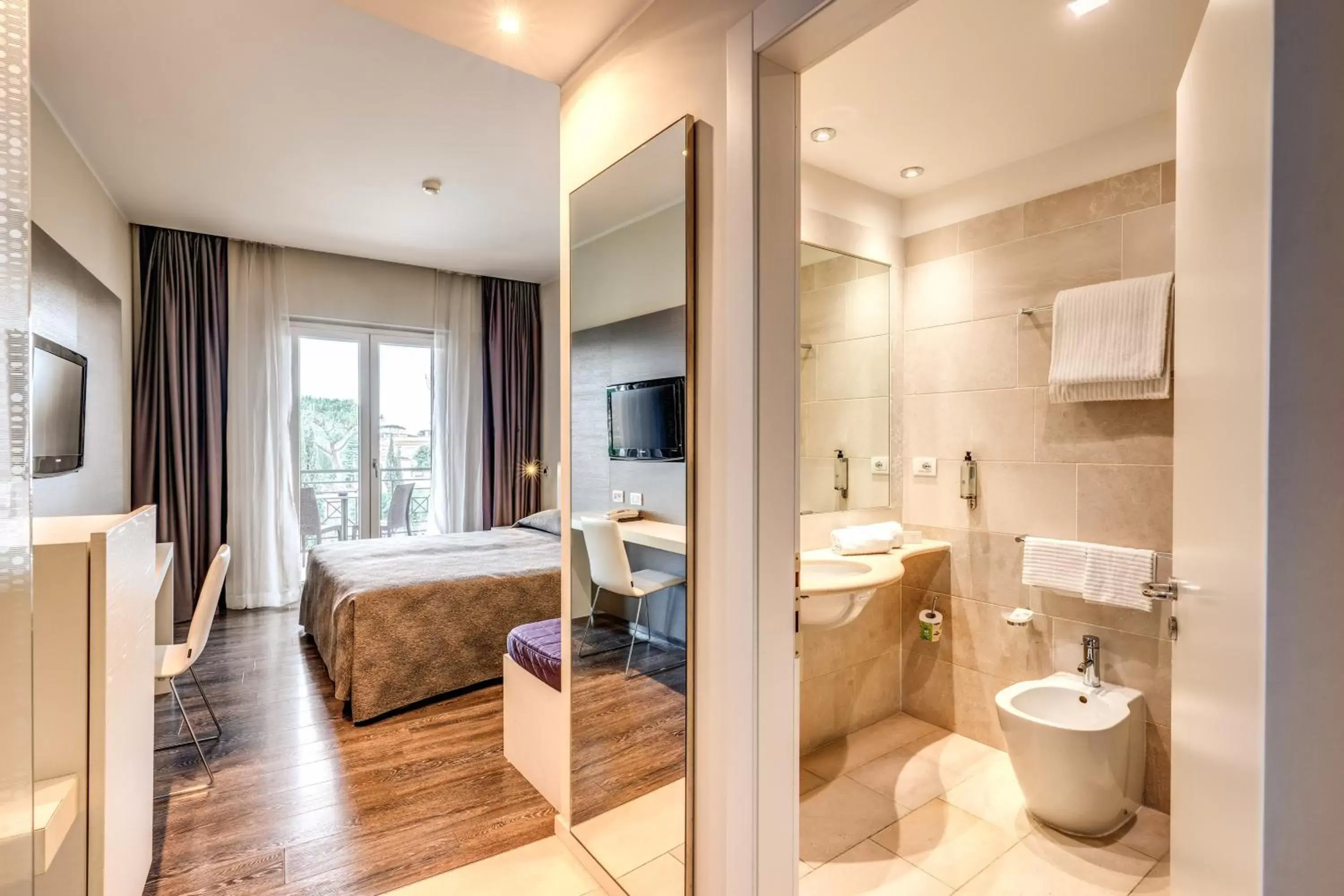 Bedroom, Bathroom in Hotel Isola Sacra Rome Airport