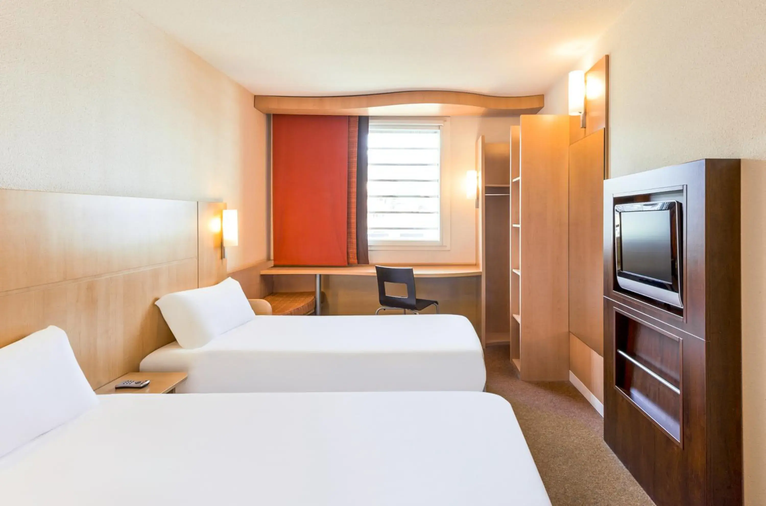 Bedroom, Bed in ibis Cannes Mandelieu