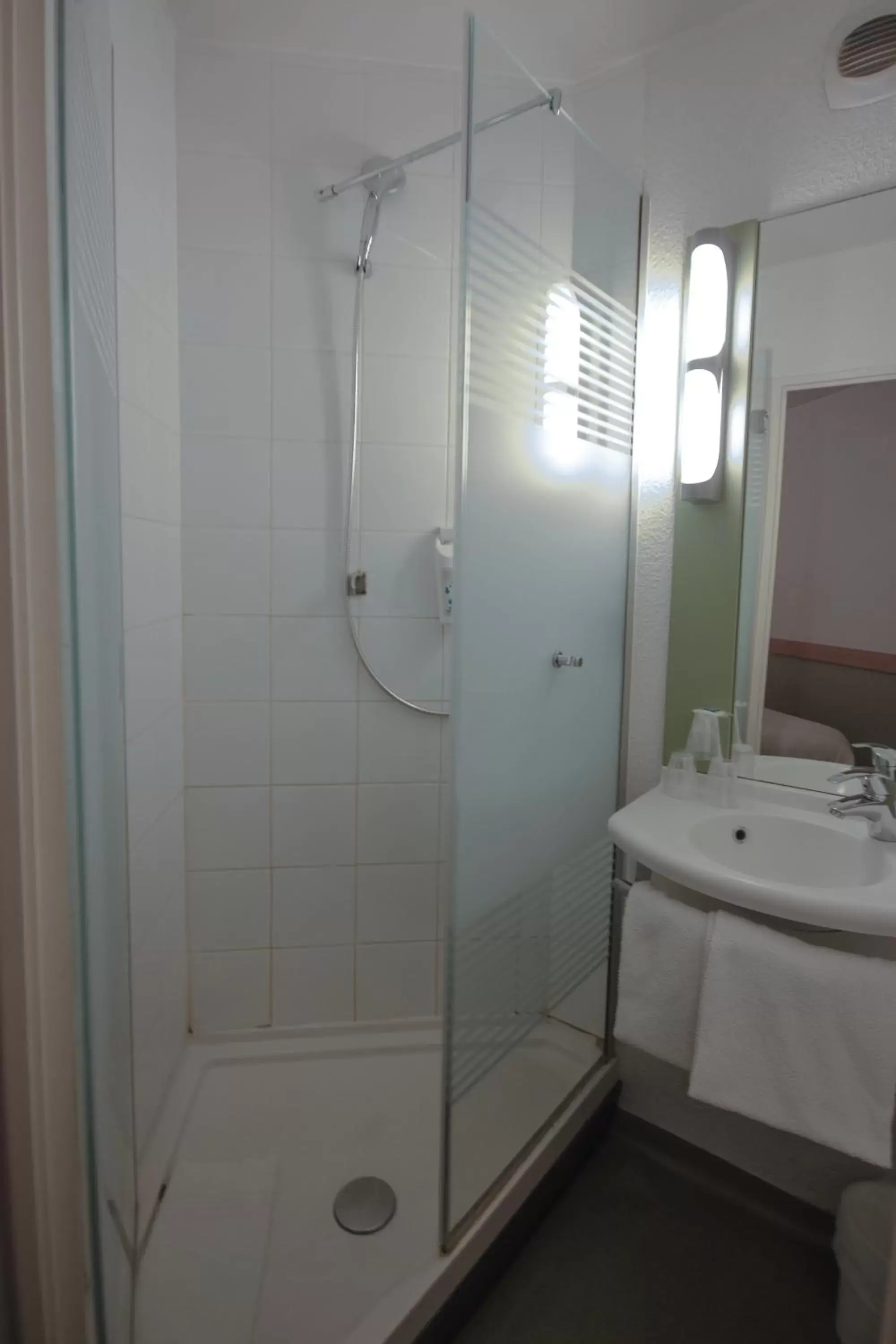 Bathroom in ibis budget Bordeaux Sud