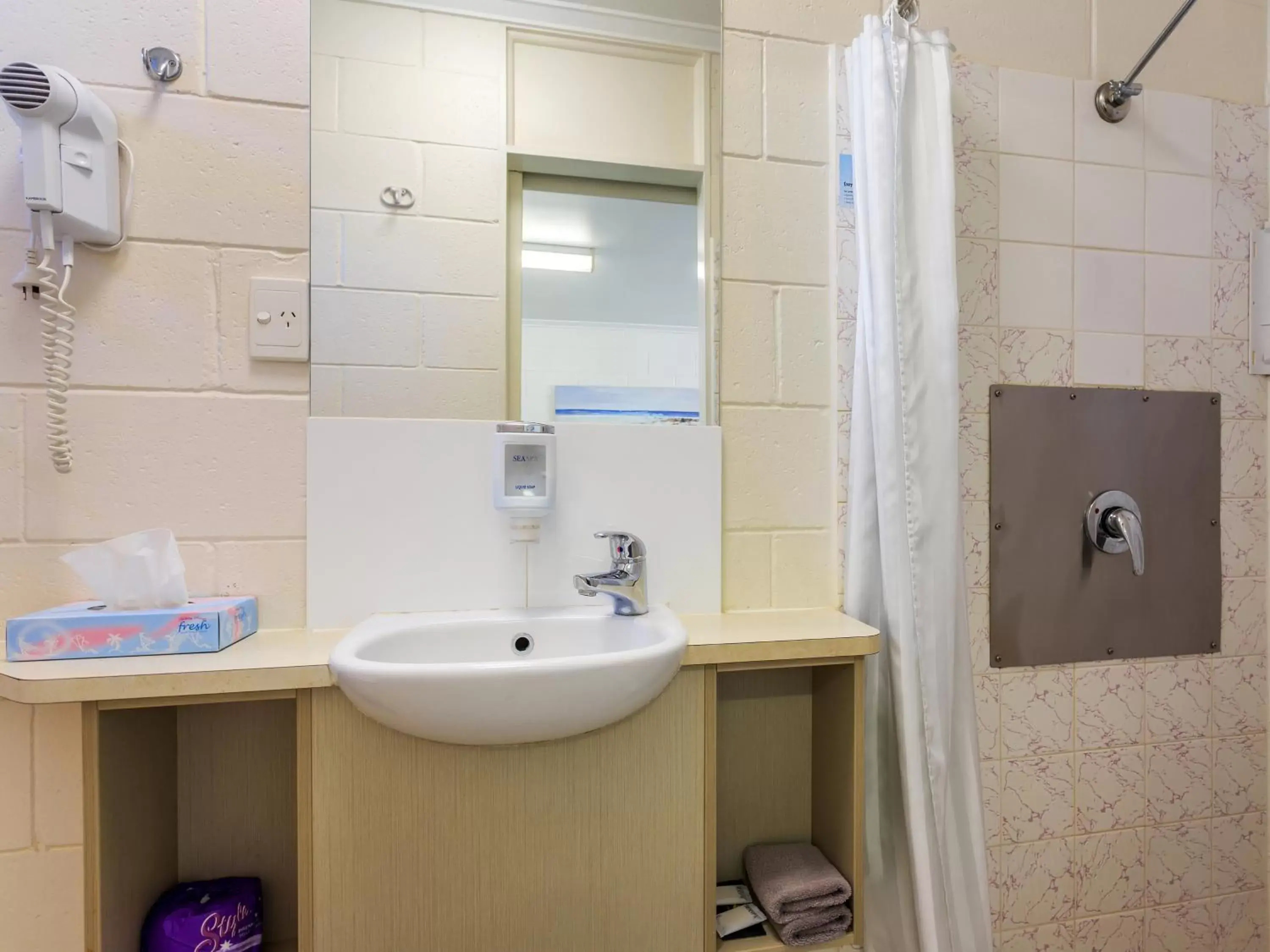 Shower, Bathroom in Top Spot Motel