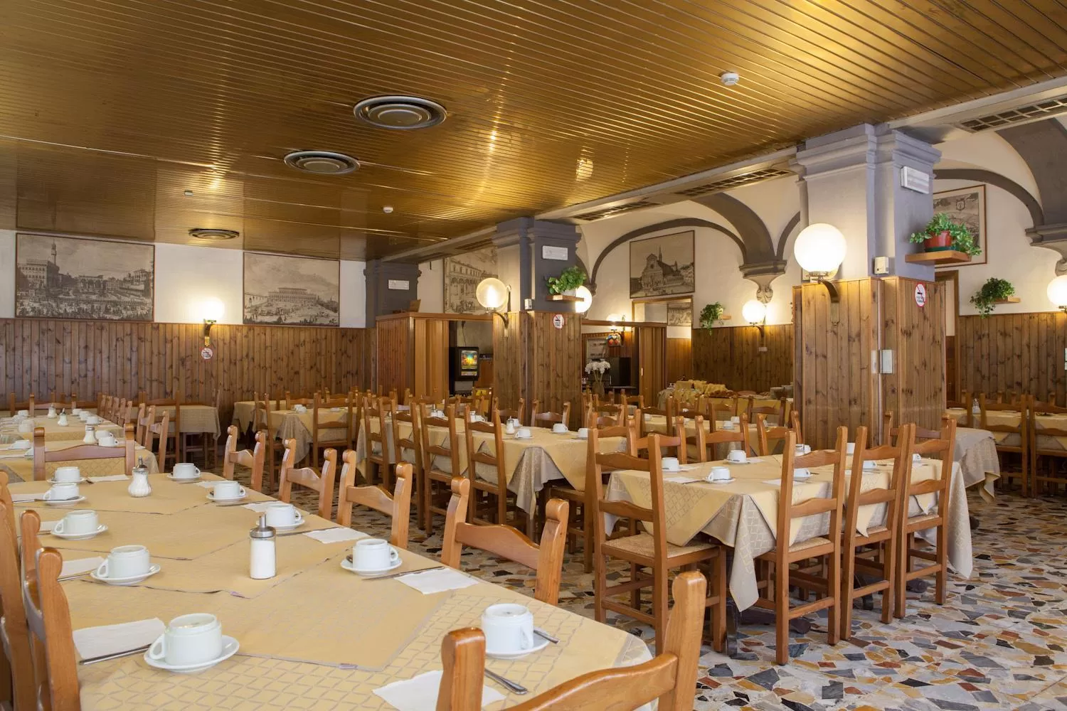 Restaurant/places to eat in AUTO PARK Hotel