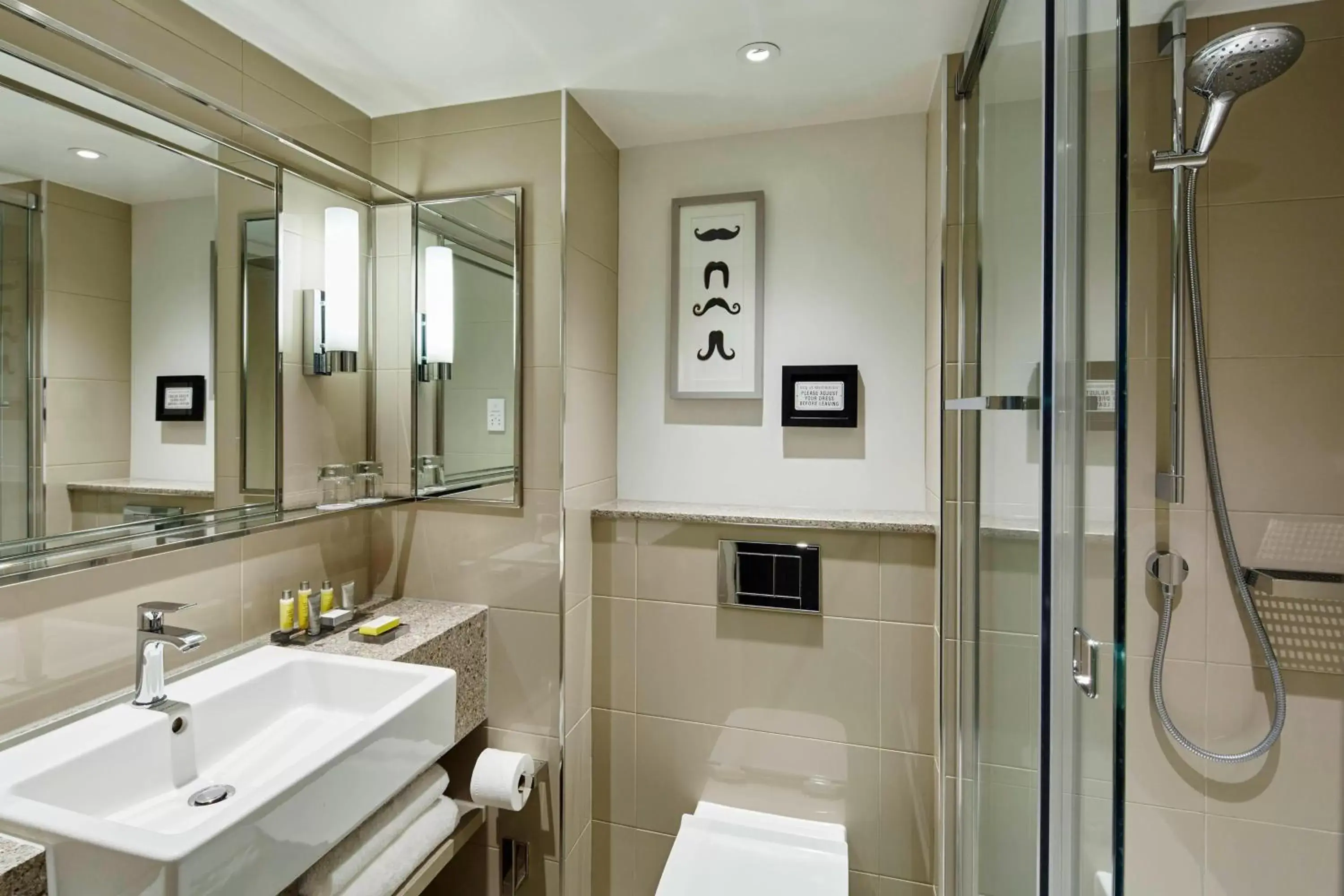 Bathroom in London Marriott Hotel Regents Park
