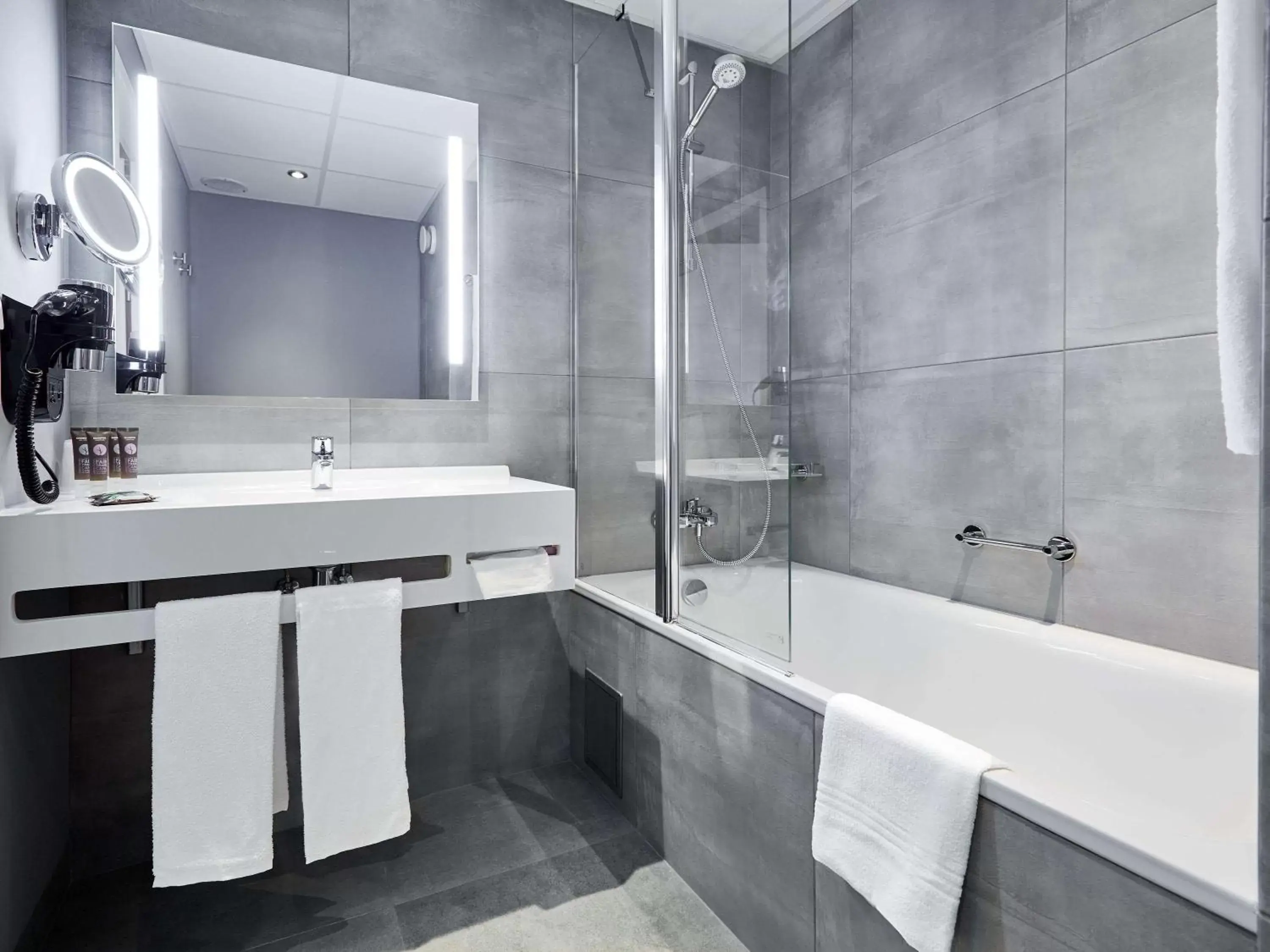 Photo of the whole room, Bathroom in Novotel Kraków Centrum