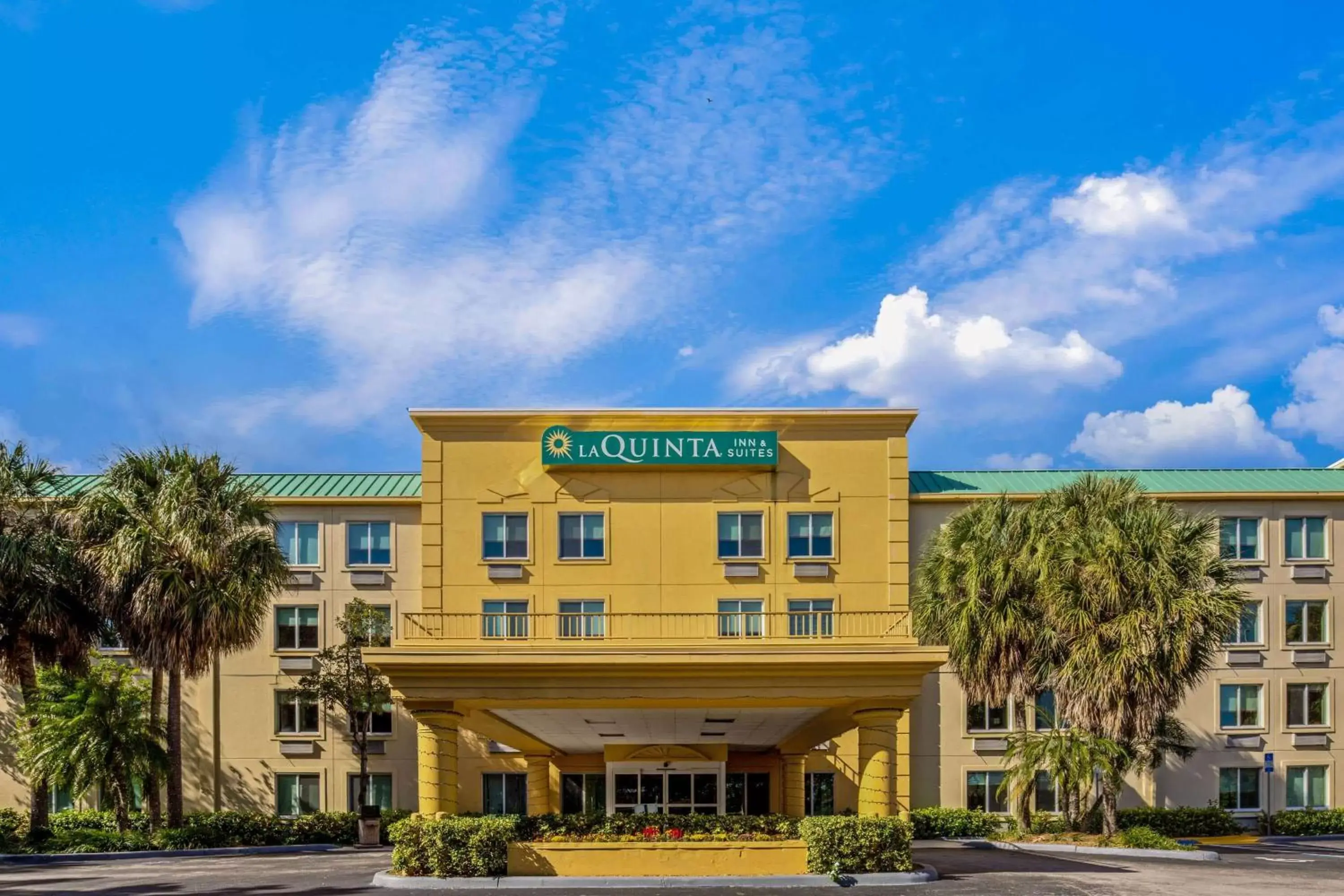 Property building in La Quinta Inn & Suites by Wyndham Miami Cutler Bay