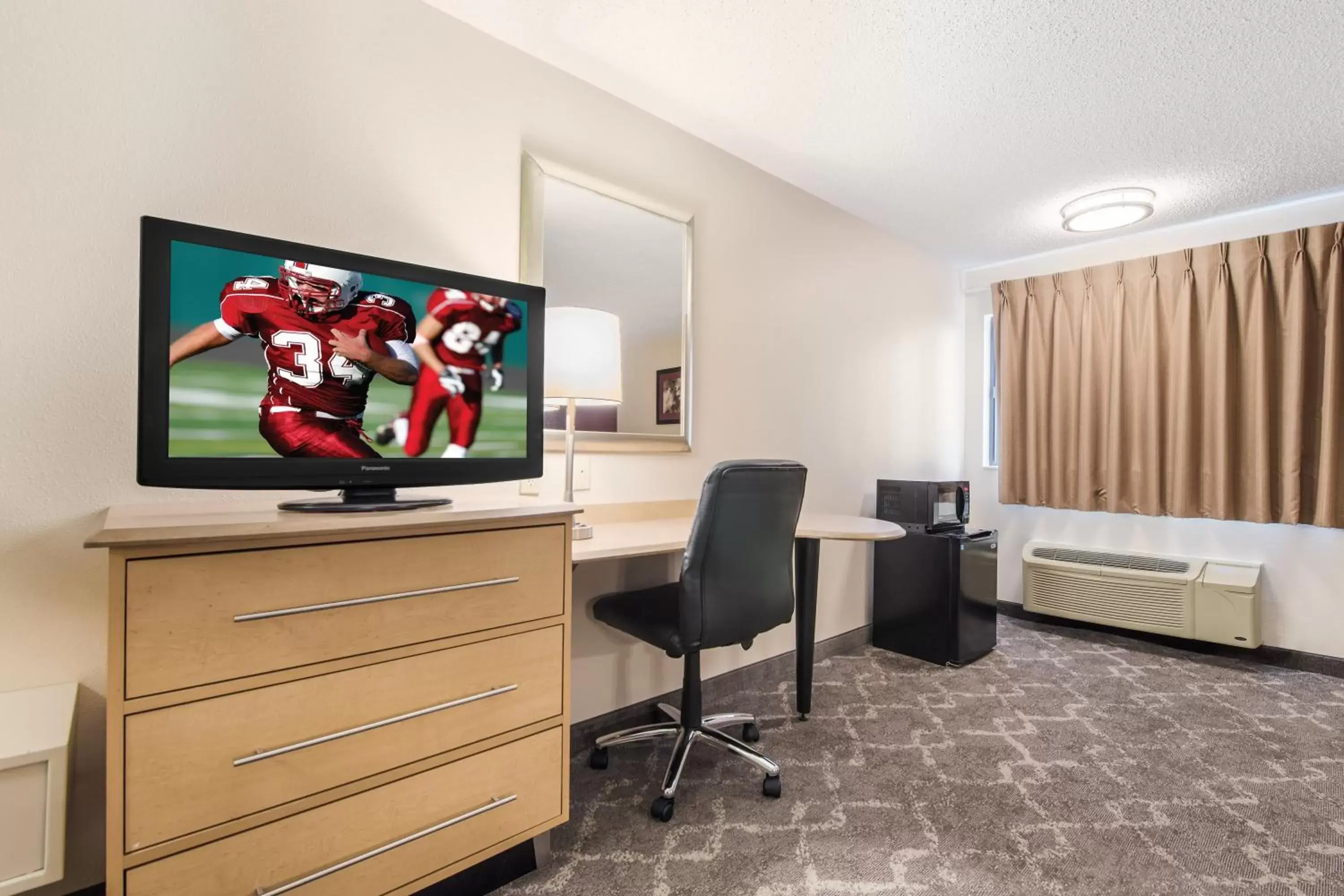 Photo of the whole room, TV/Entertainment Center in Red Roof Inn Seattle Airport - SEATAC