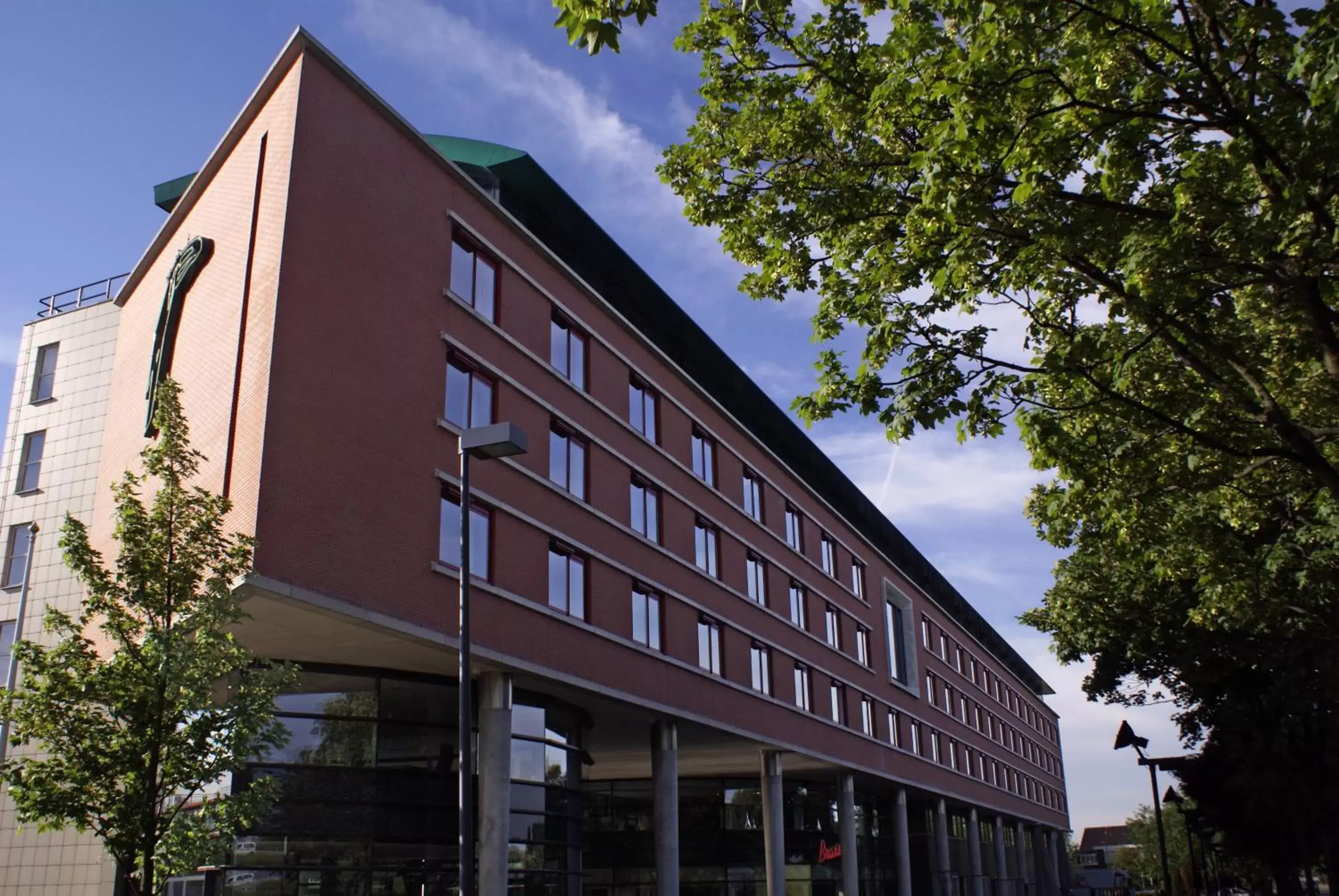 Facade/entrance, Property Building in Hotel Van der Valk Maastricht
