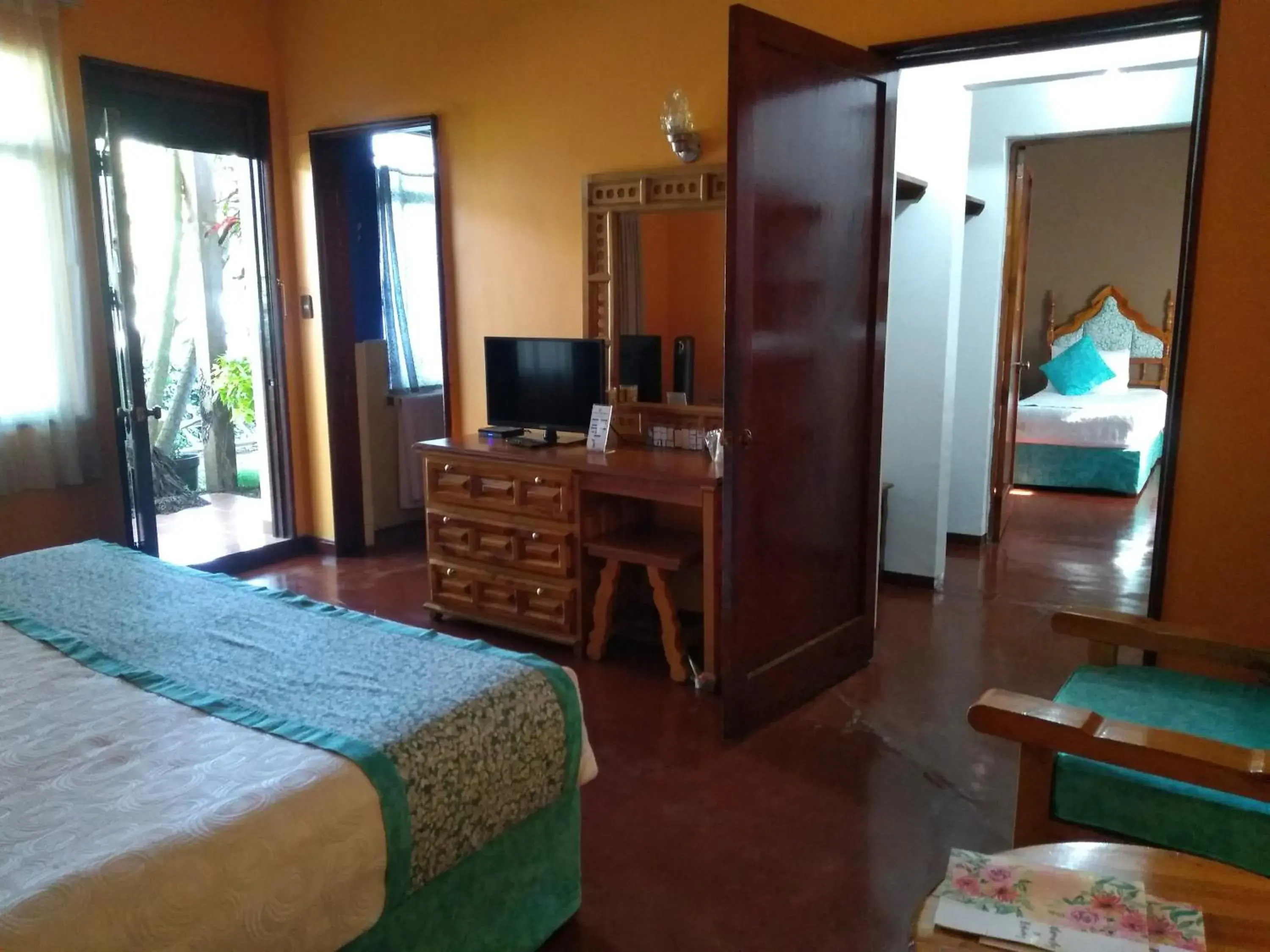 Bed, TV/Entertainment Center in Hotel Posada Quinta Las Flores