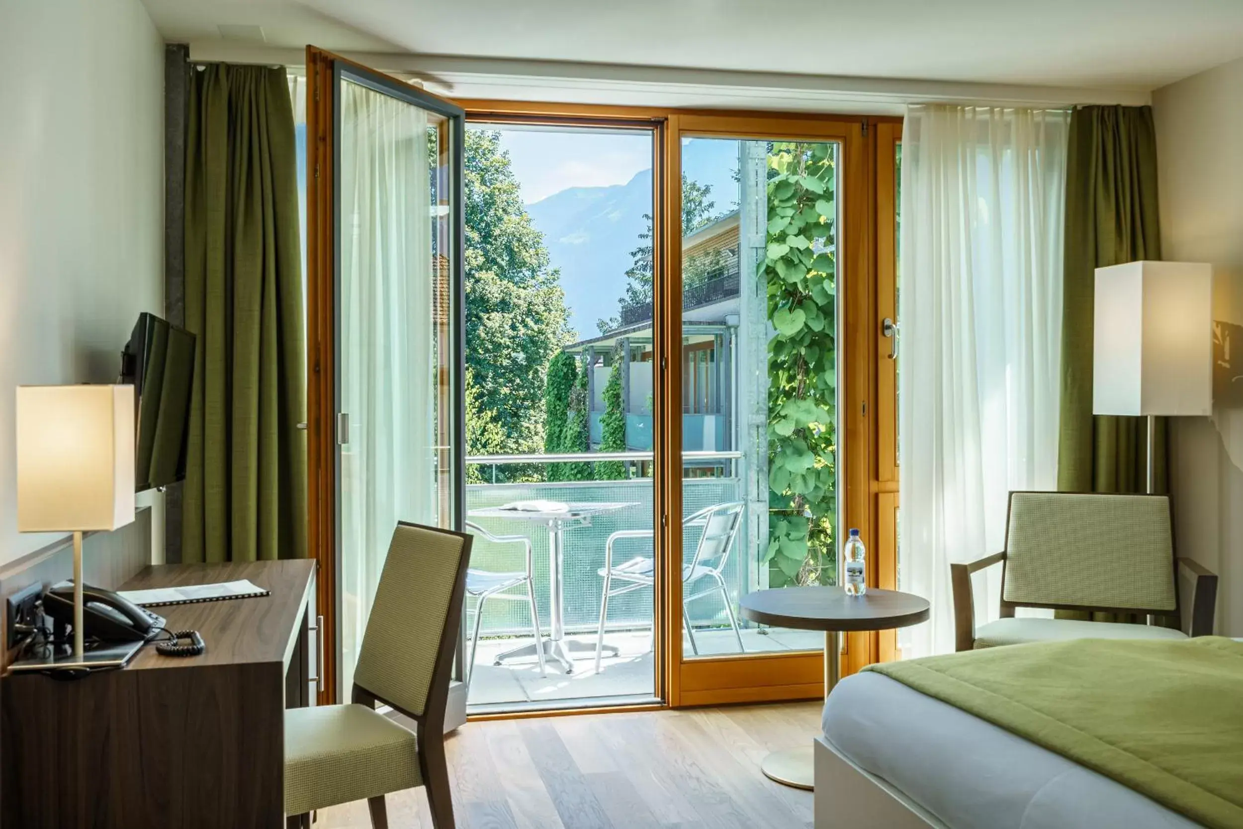 Balcony/Terrace, TV/Entertainment Center in Hotel Artos Interlaken