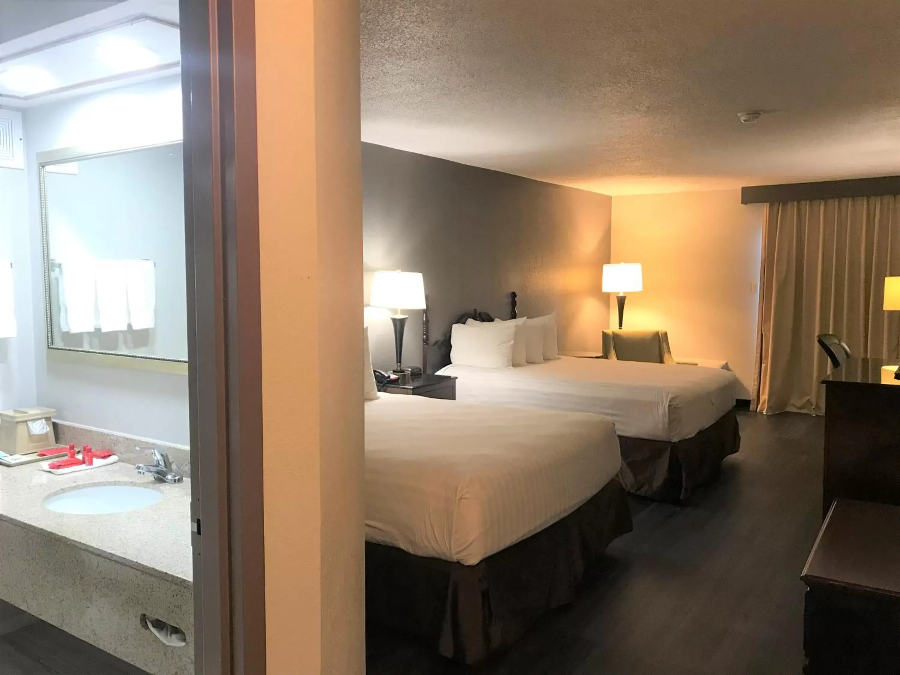 Photo of the whole room, Bed in SureStay Plus Hotel by Best Western Greenwood