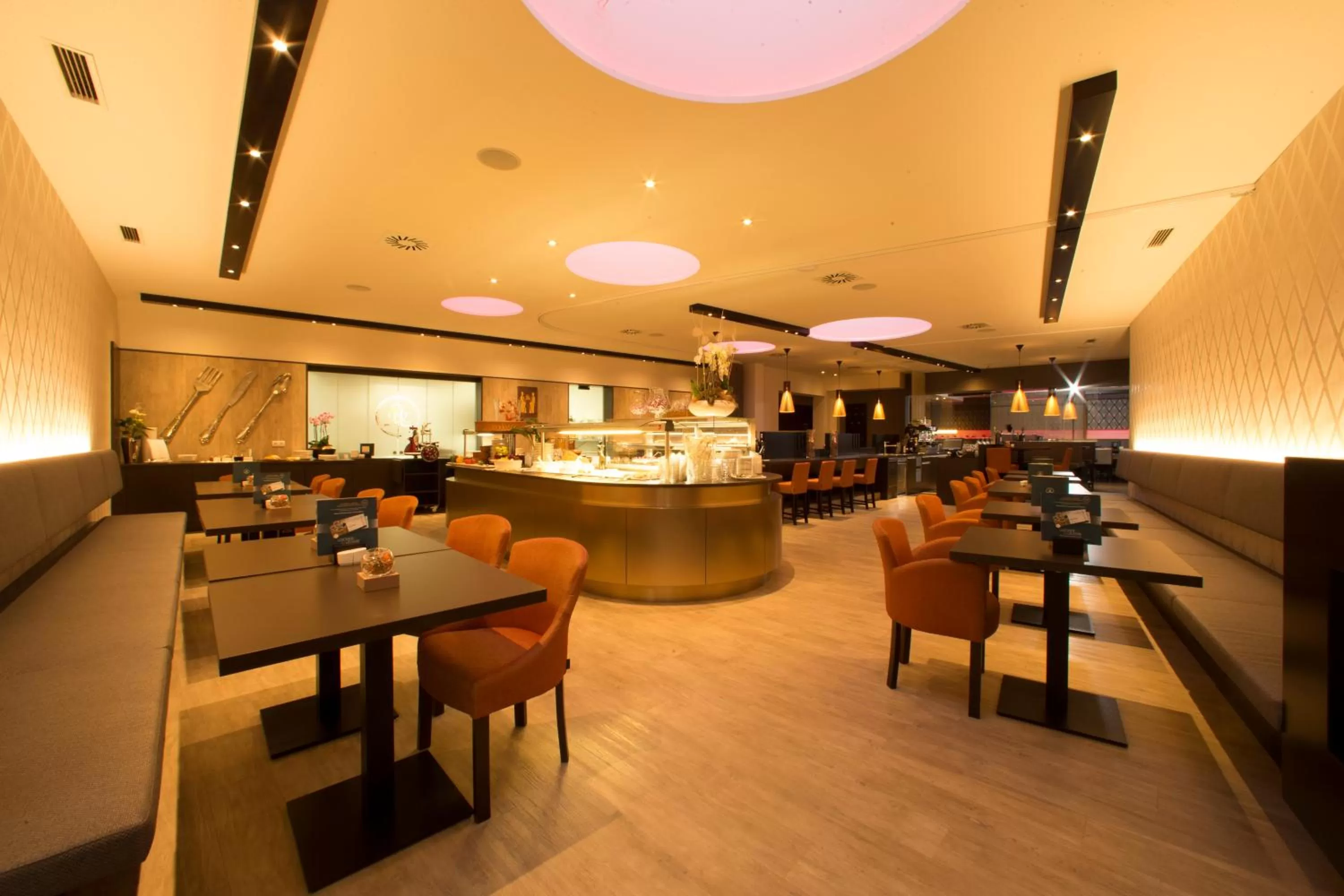 Restaurant/places to eat in Hotel Locker & Legere