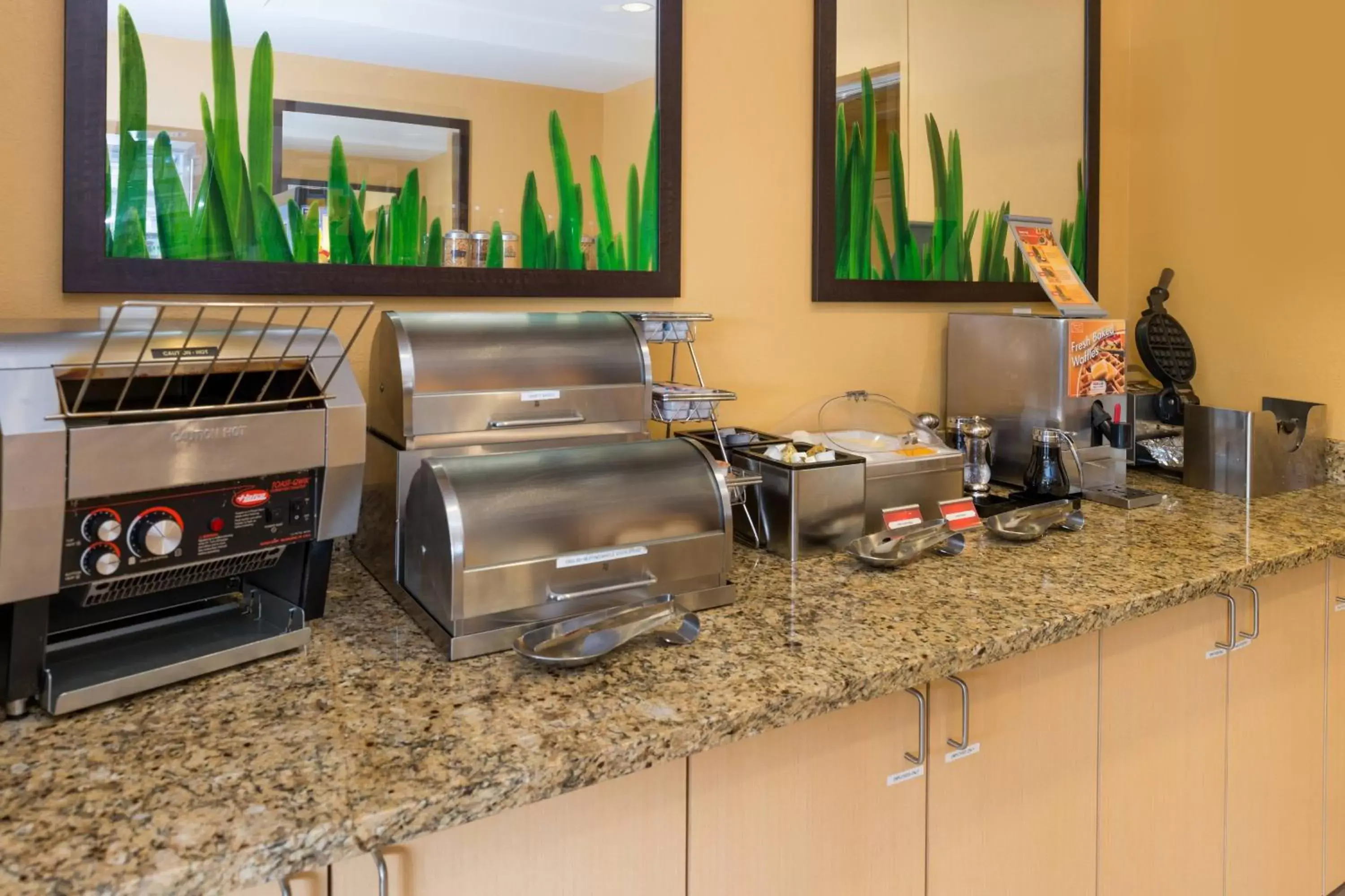 Breakfast, Restaurant/Places to Eat in TownePlace Suites Huntington