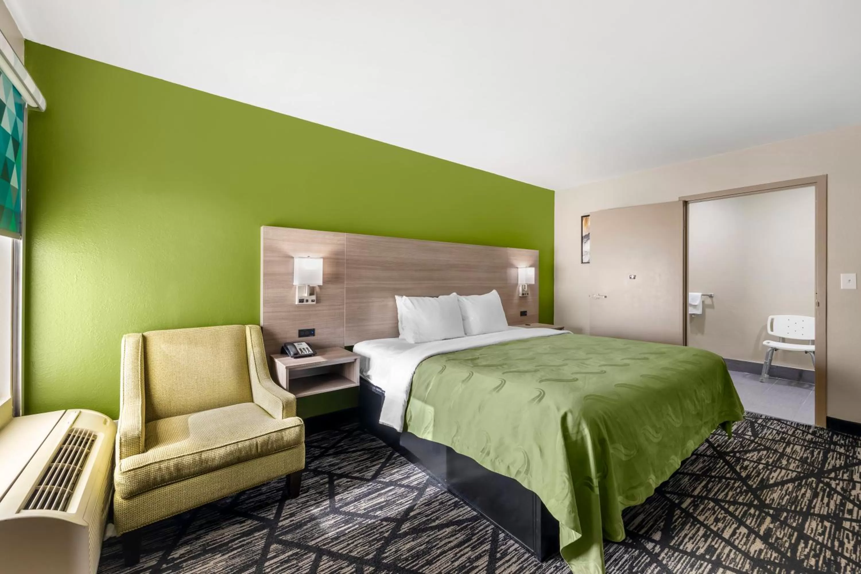 Bed in Quality Inn Jackson Northwest