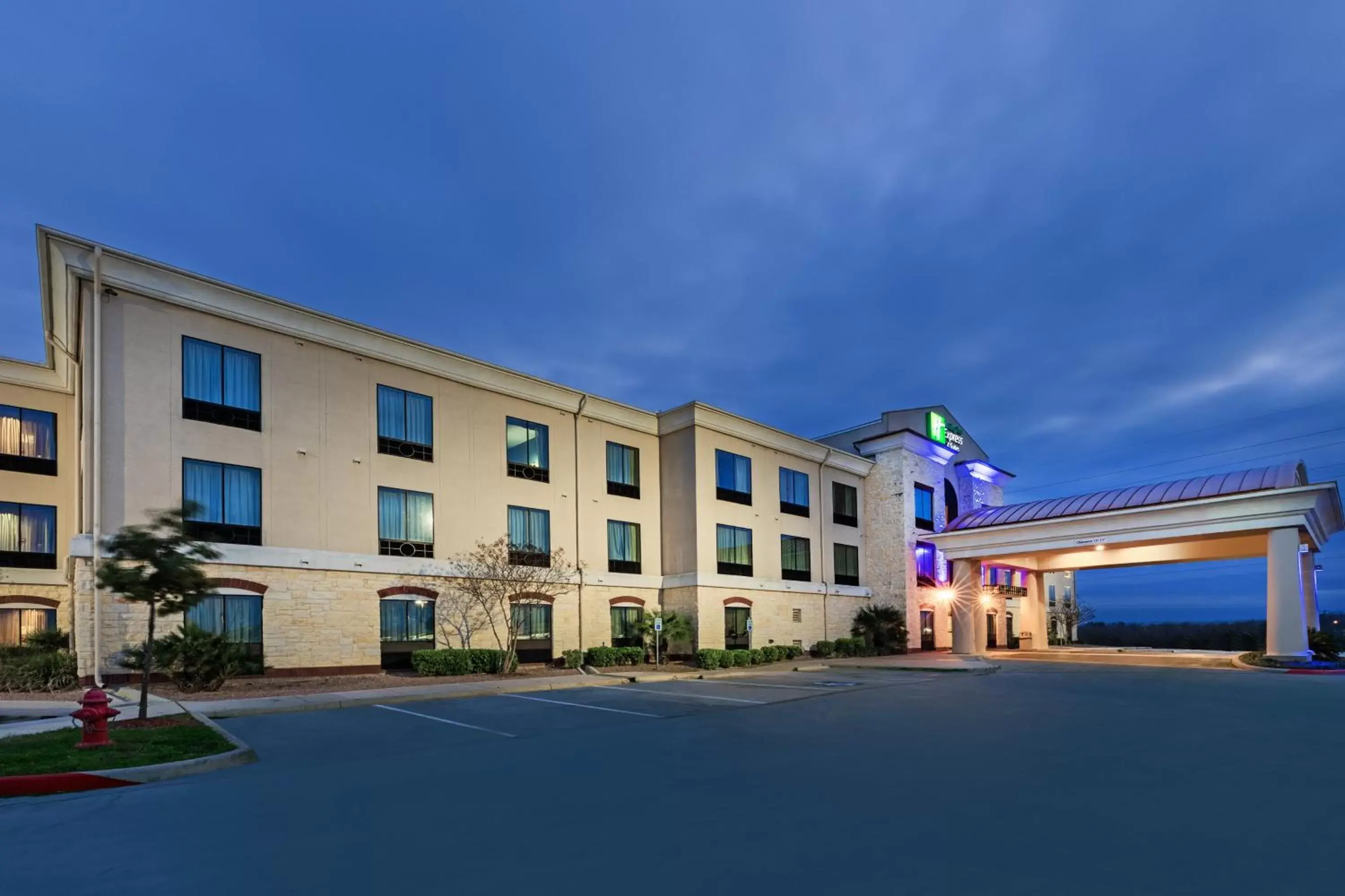 Property Building in Holiday Inn Express Hotel & Suites Floresville, an IHG Hotel