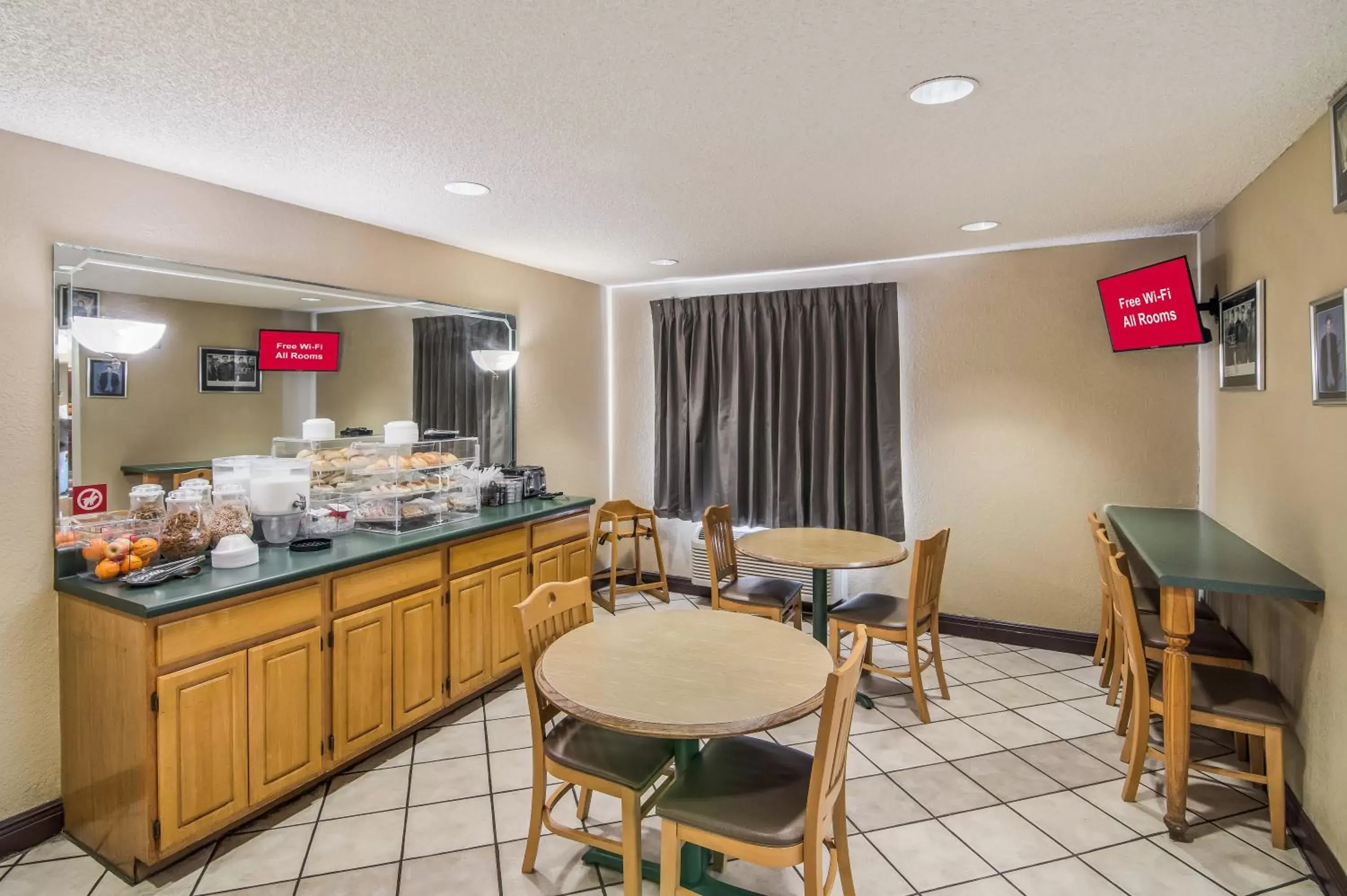Breakfast, Restaurant/Places to Eat in Red Roof Inn & Suites Pensacola East - Milton