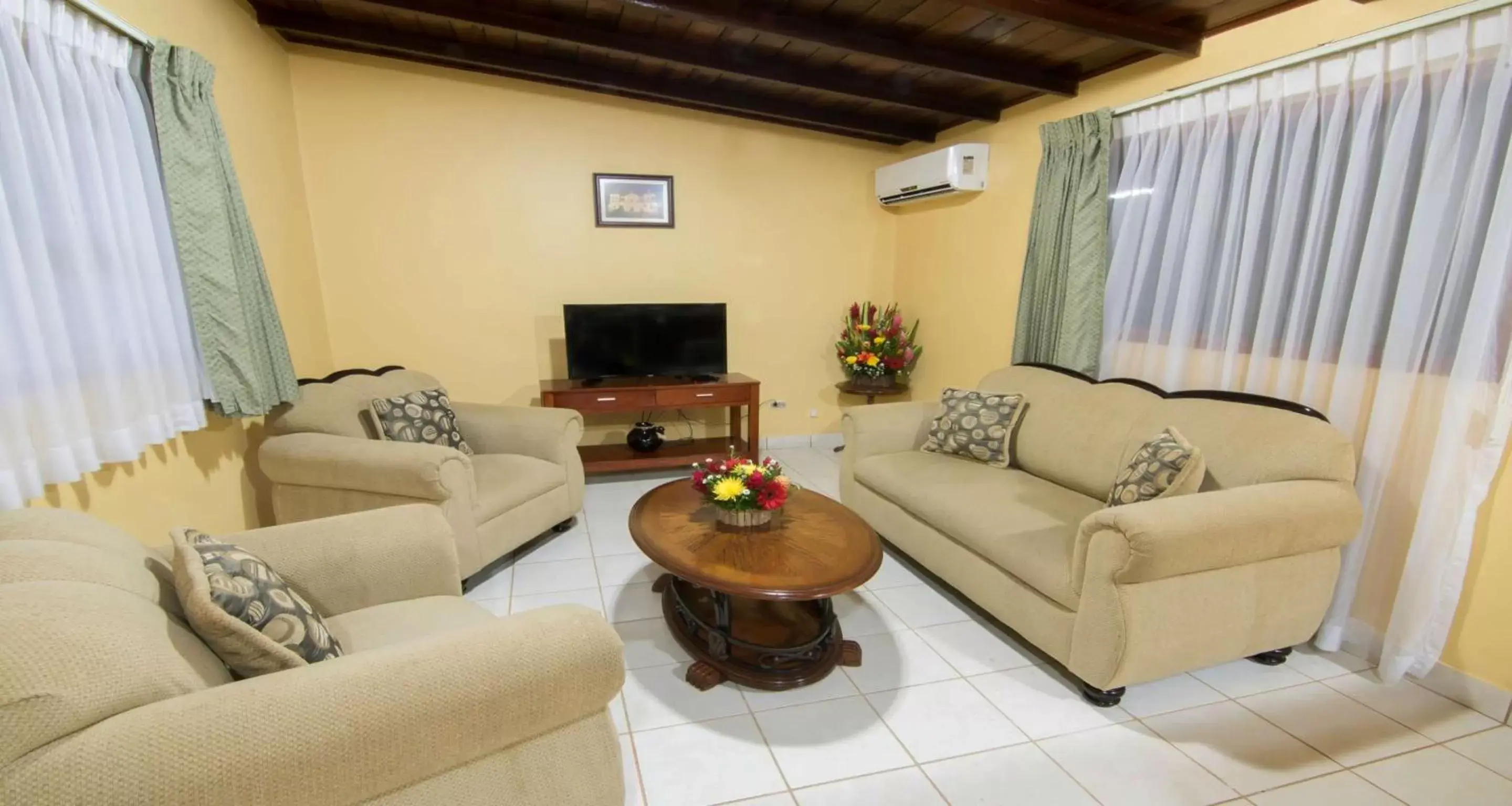 Photo of the whole room, Seating Area in Best Western Las Mercedes Airport