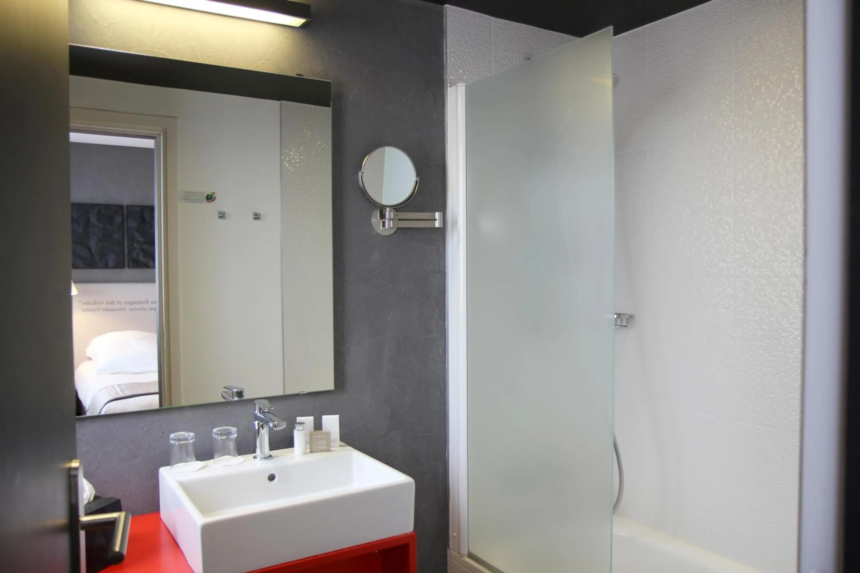 Shower in Hotel Litteraire Alexandre Vialatte, BW Signature Collection