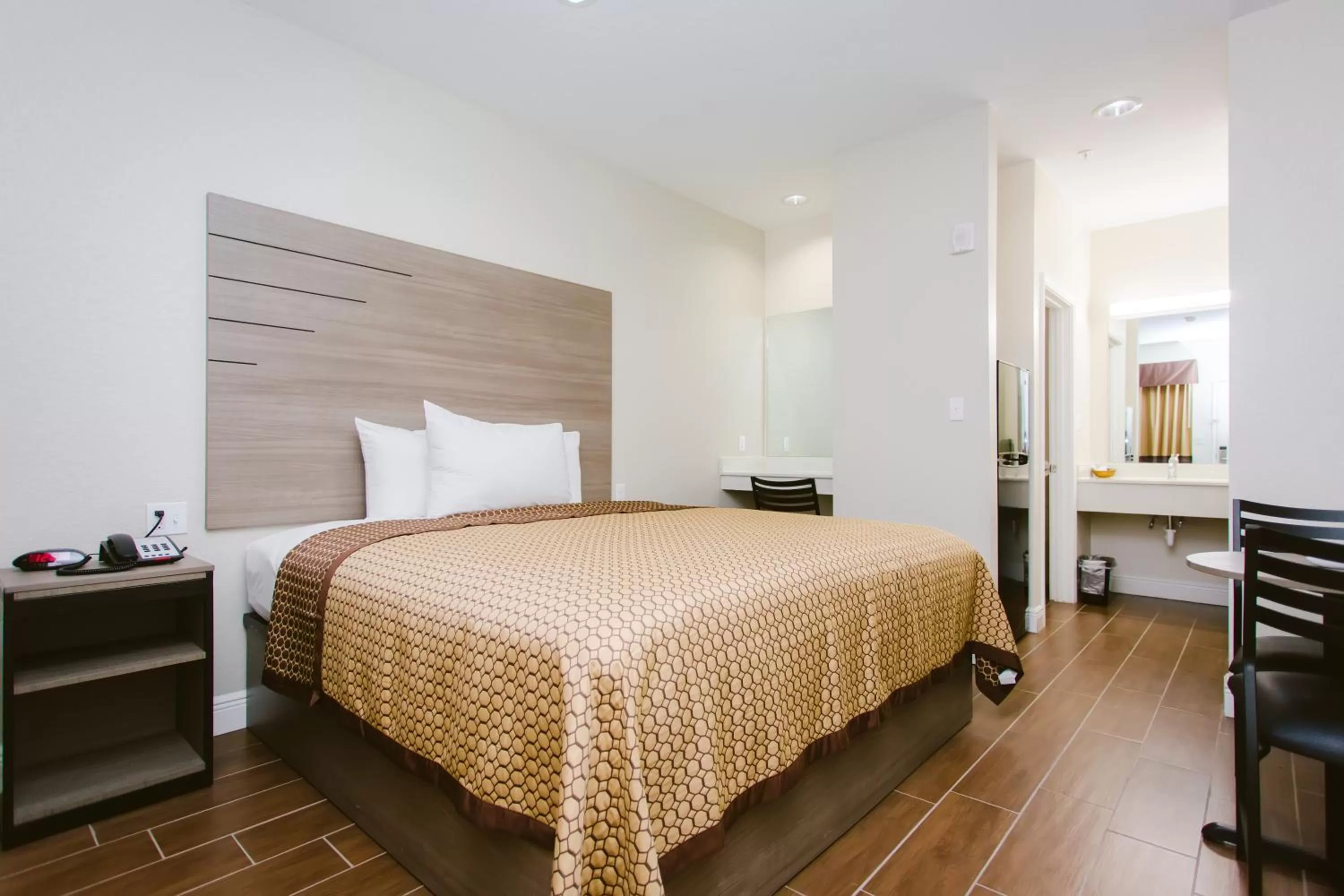 Bed in scottish inn & suites