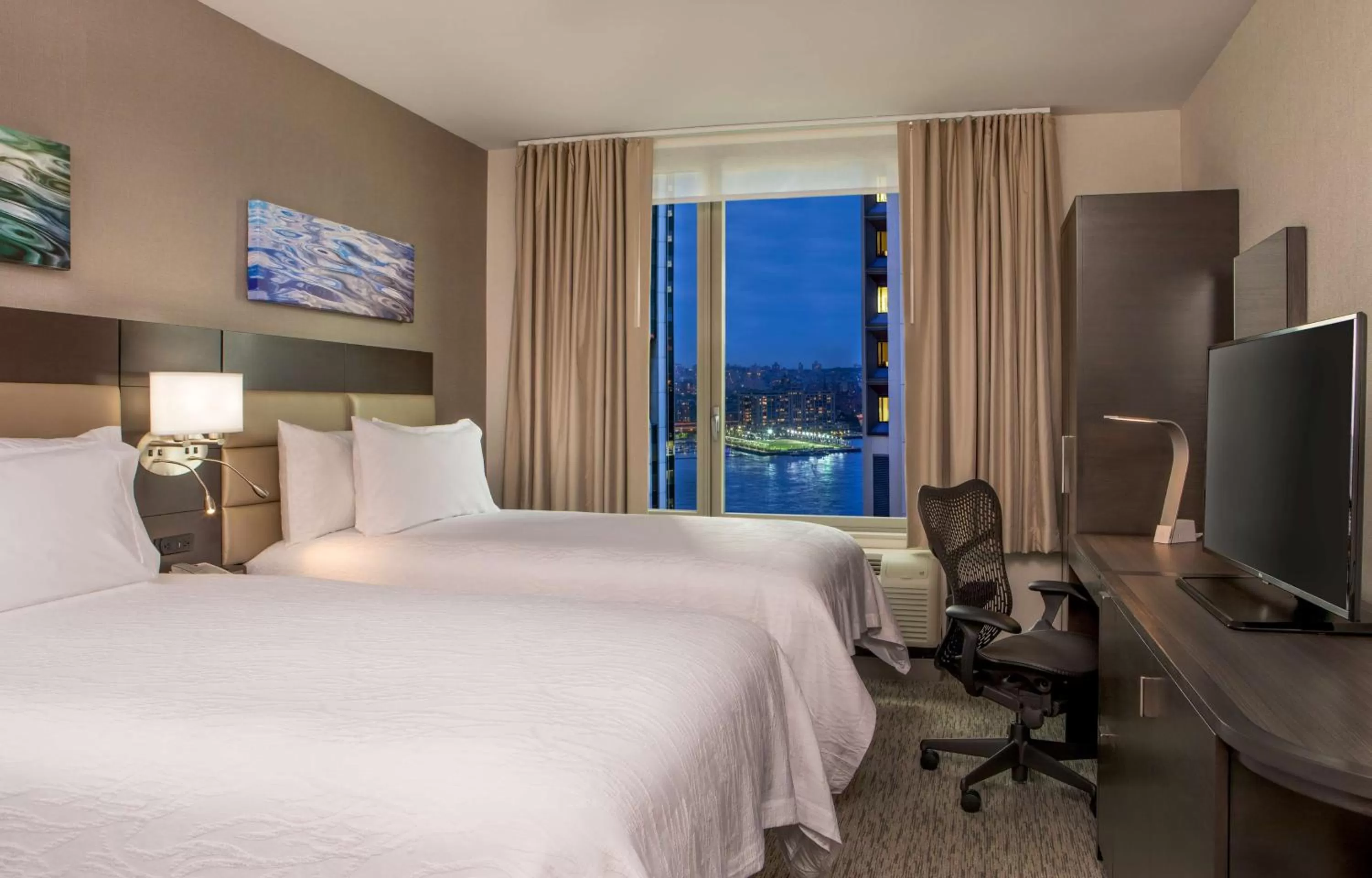 Bedroom, Bed in Hilton Garden Inn NYC Financial Center/Manhattan Downtown