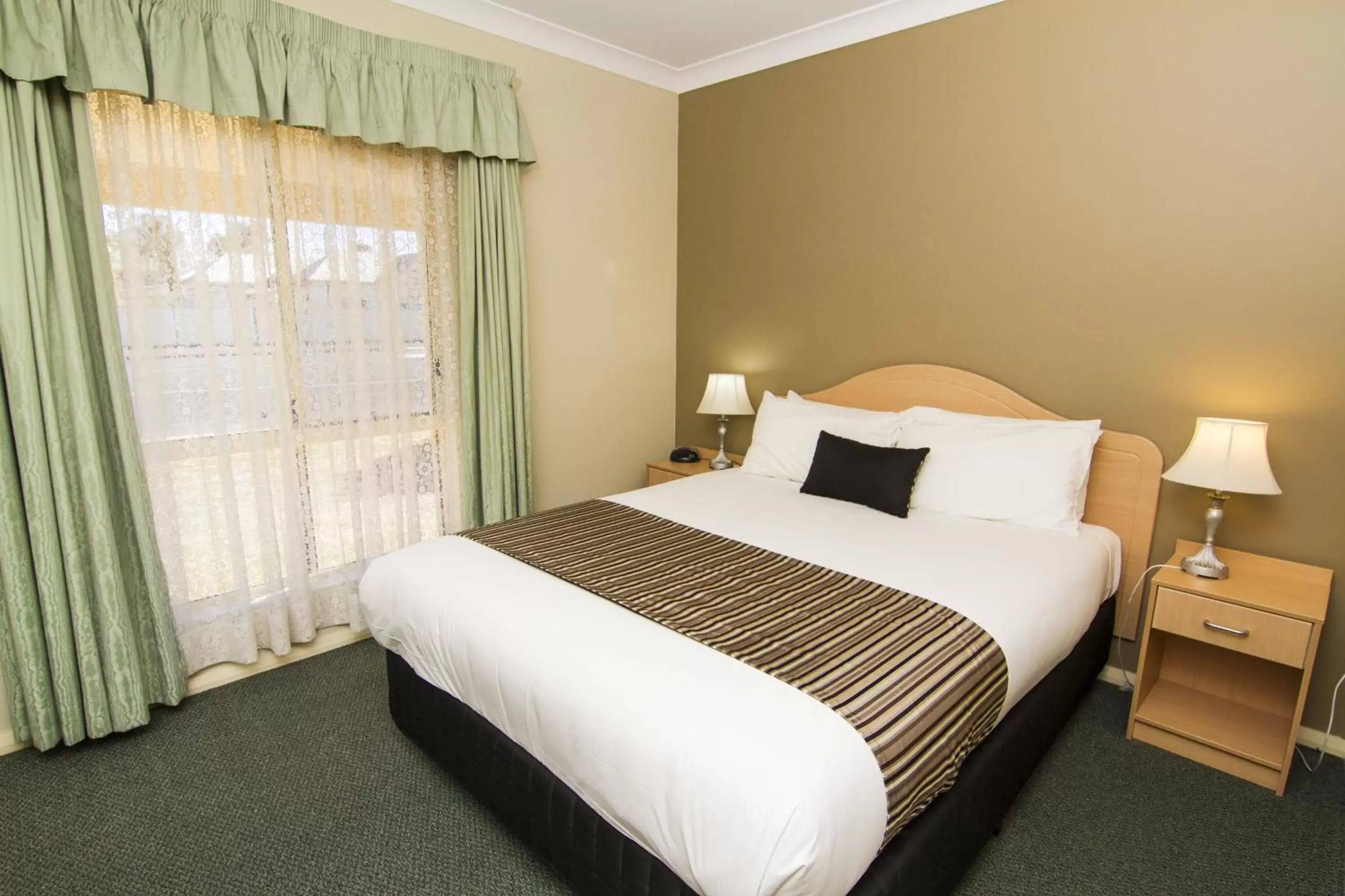 Bedroom, Bed in Green Gables Motel