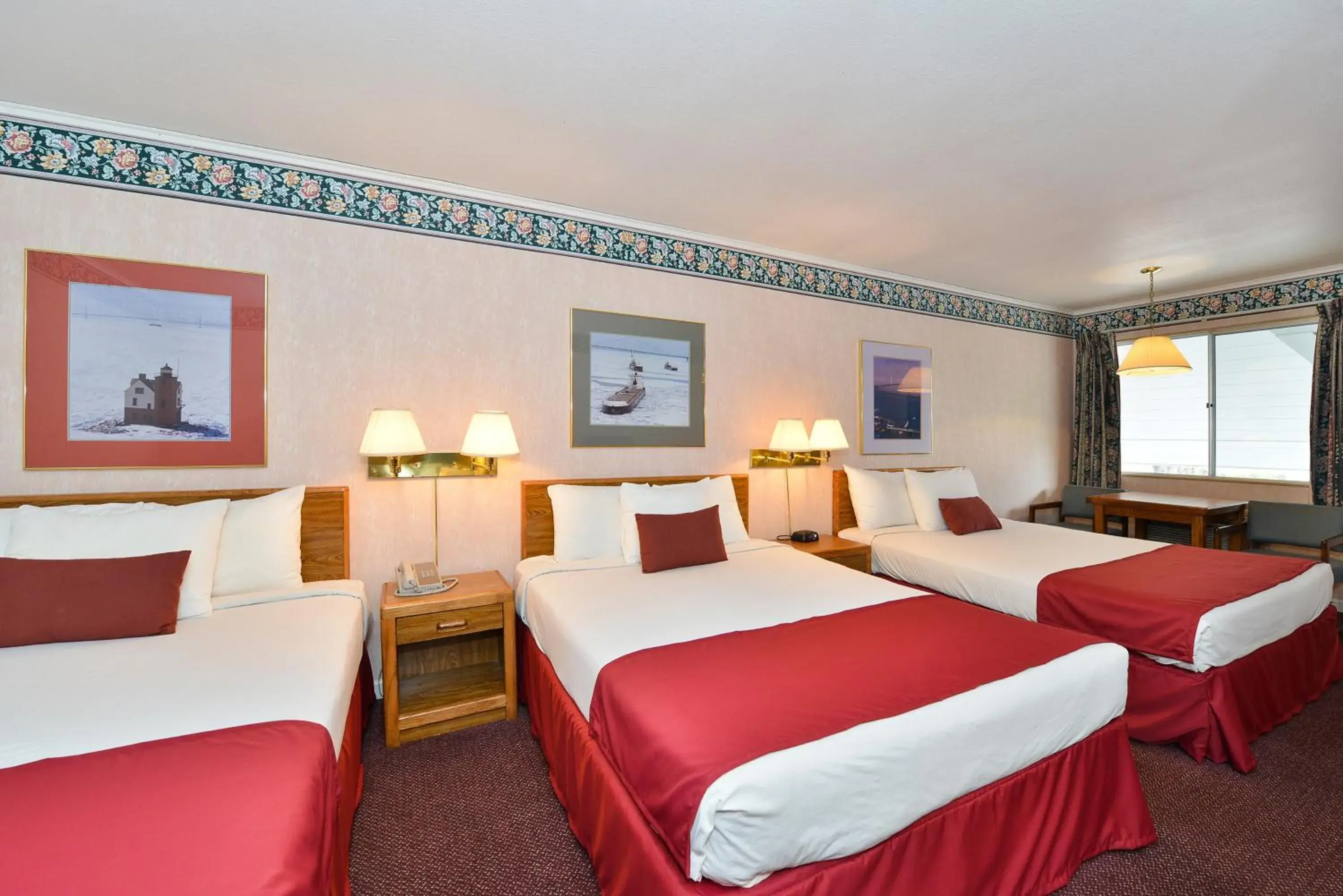 Bedroom, Bed in Americas Best Value Inn Mackinaw City