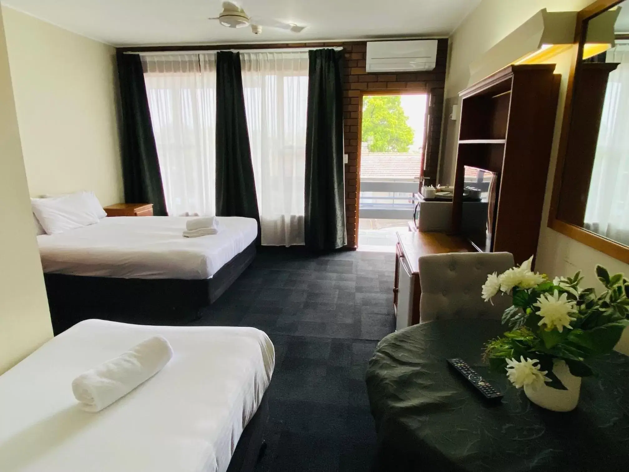 Triple Room with 1 Queen Bed and 1 Single Bed in Nowra Motor Inn Triple Room with 1 Queen Bed and 1 Single Bed in Nowra Motor Inn