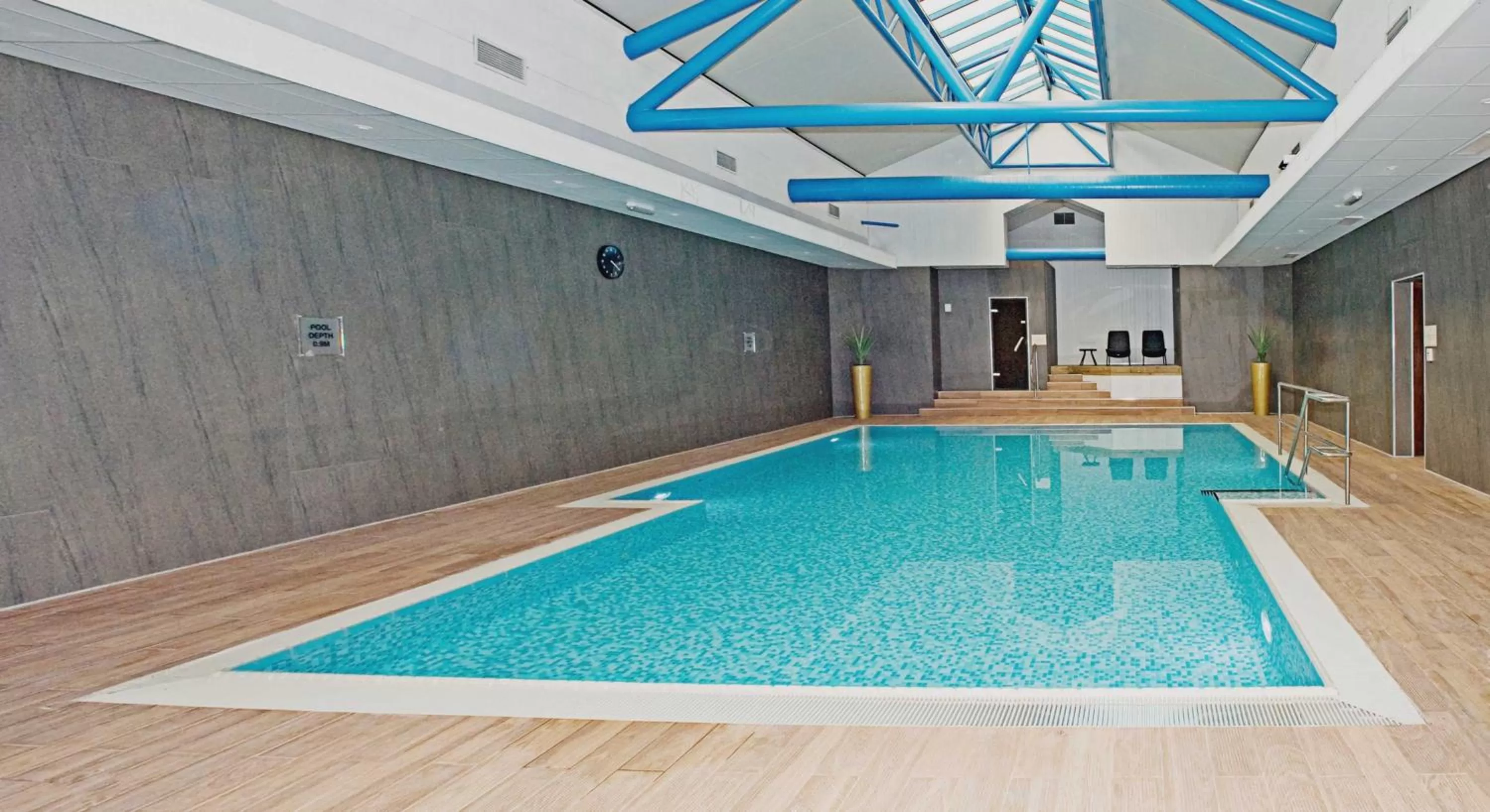 Swimming pool in Sandman Signature London Gatwick Hotel