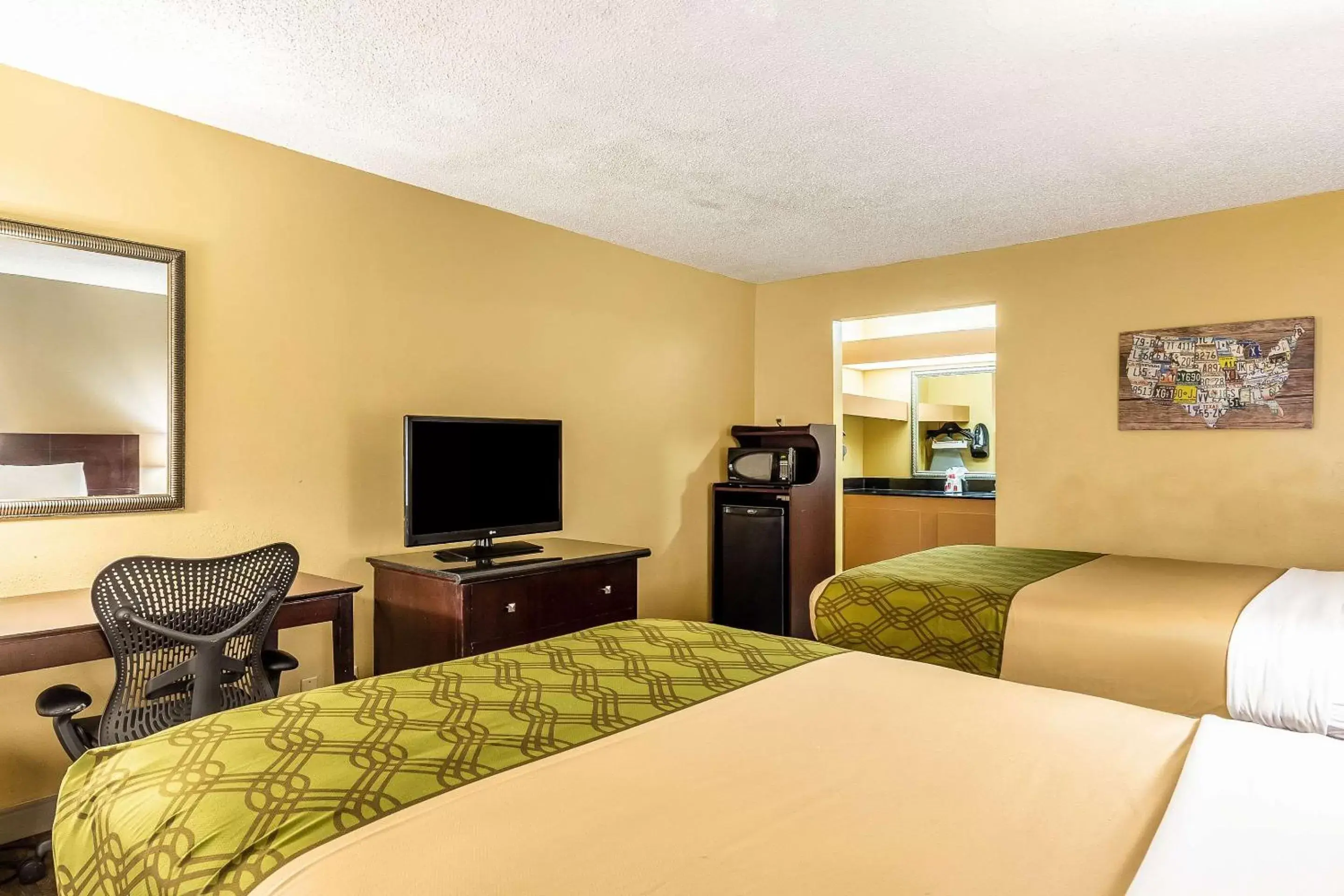 Photo of the whole room, Bed in Econo Lodge Moss Point - Pascagoula