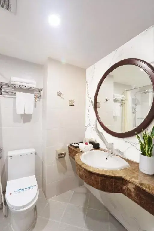 Shower, Bathroom in Hanoi Siva Luxury Hotel & Travel