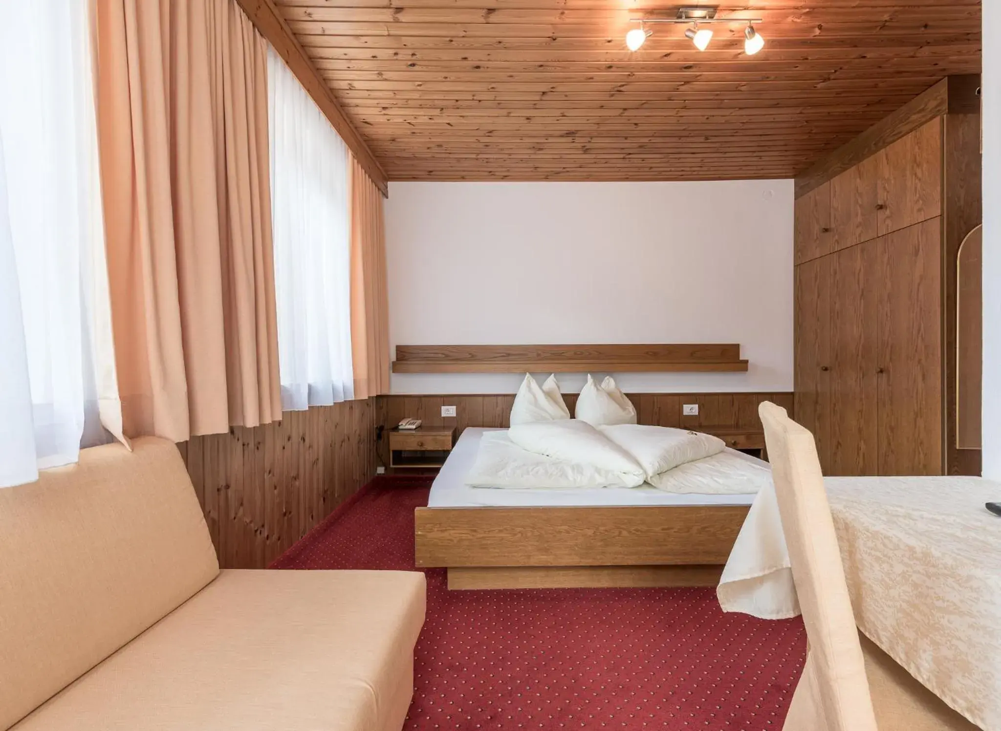 Classic Single Room with Balcony in Hotel B&B Feldmessner Classic Single Room with Balcony in Hotel B&B Feldmessner