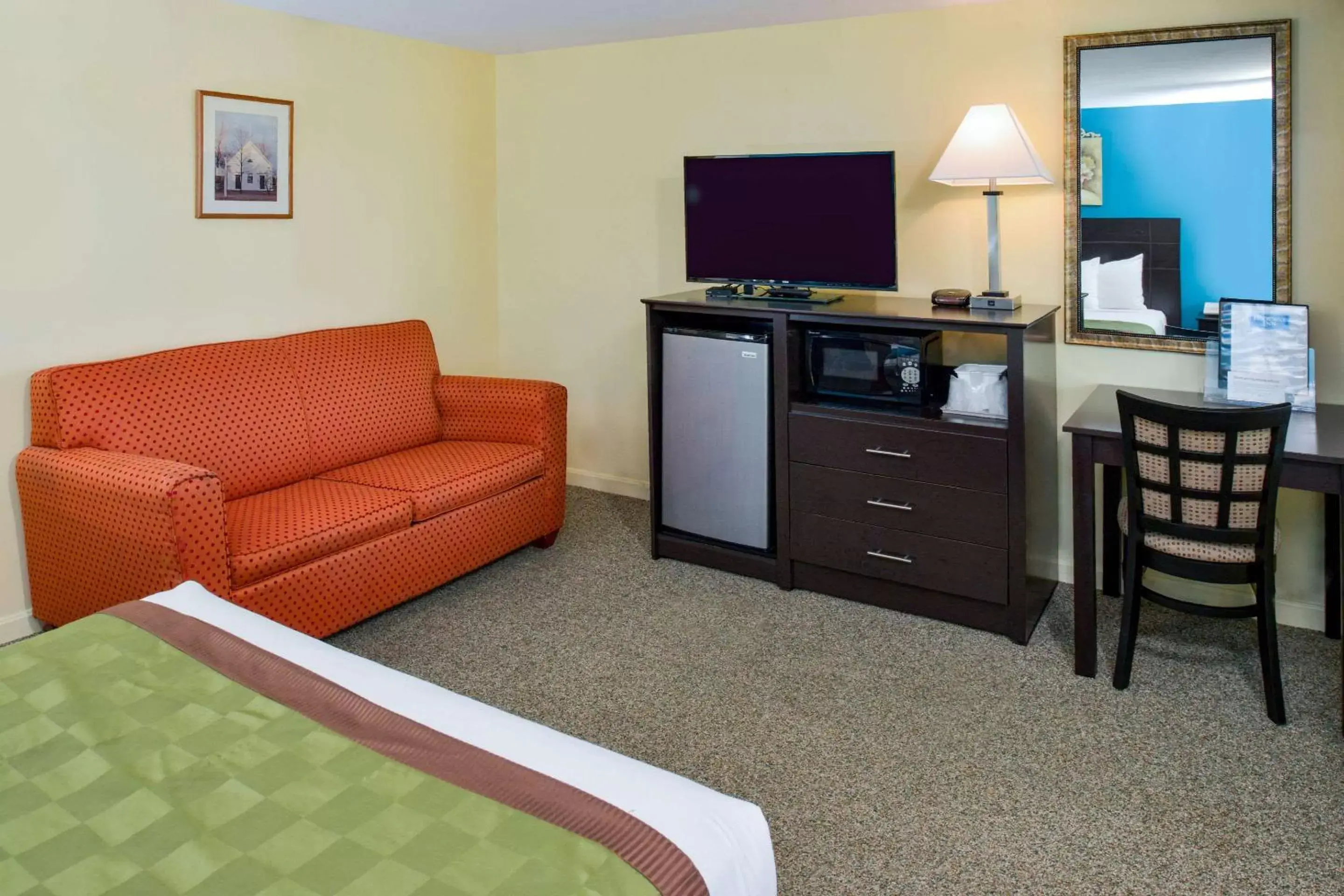 Photo of the whole room, TV/Entertainment Center in Rodeway Inn Orleans - Cape Cod