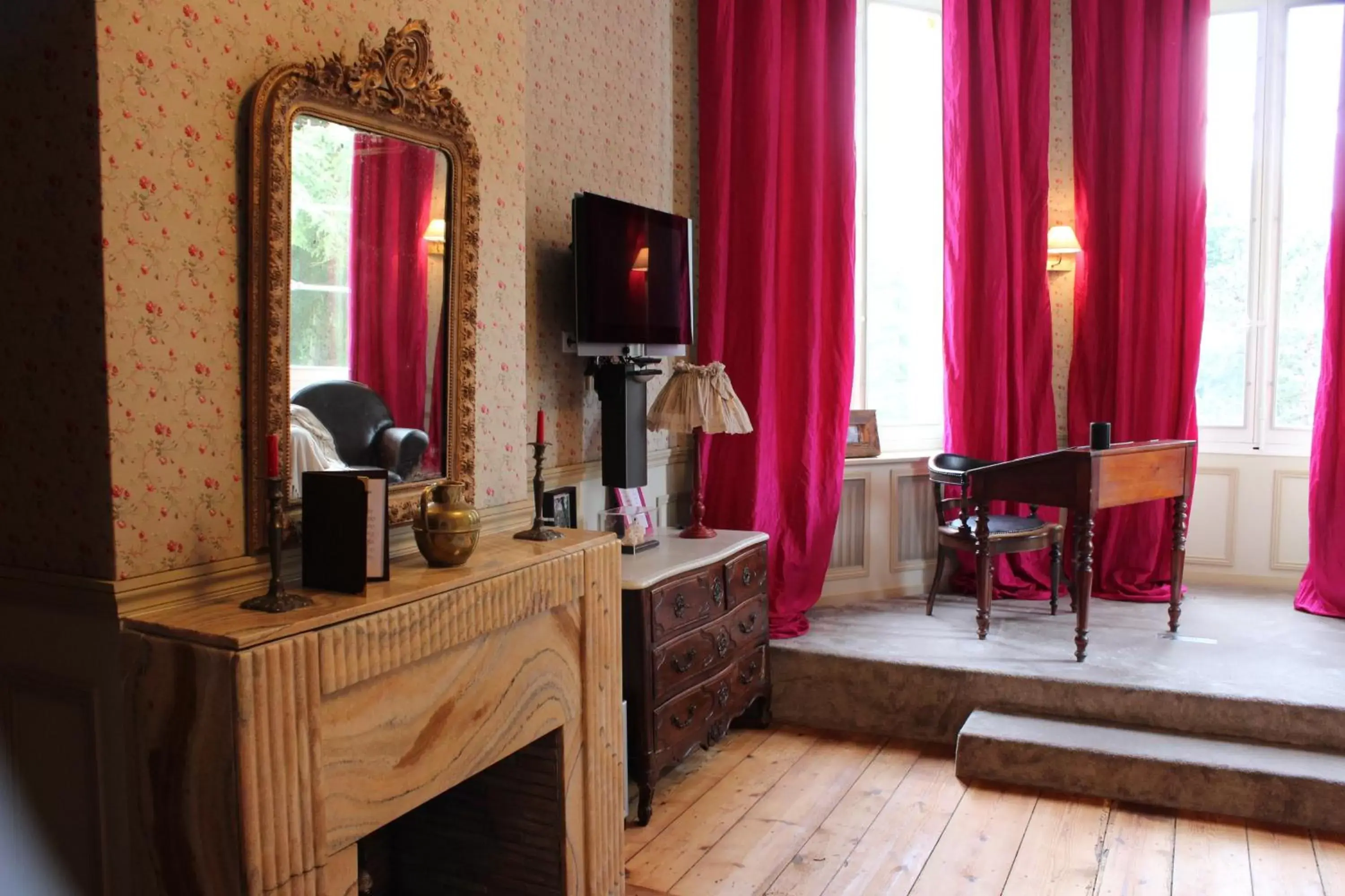 Photo of the whole room, TV/Entertainment Center in Château la Moune