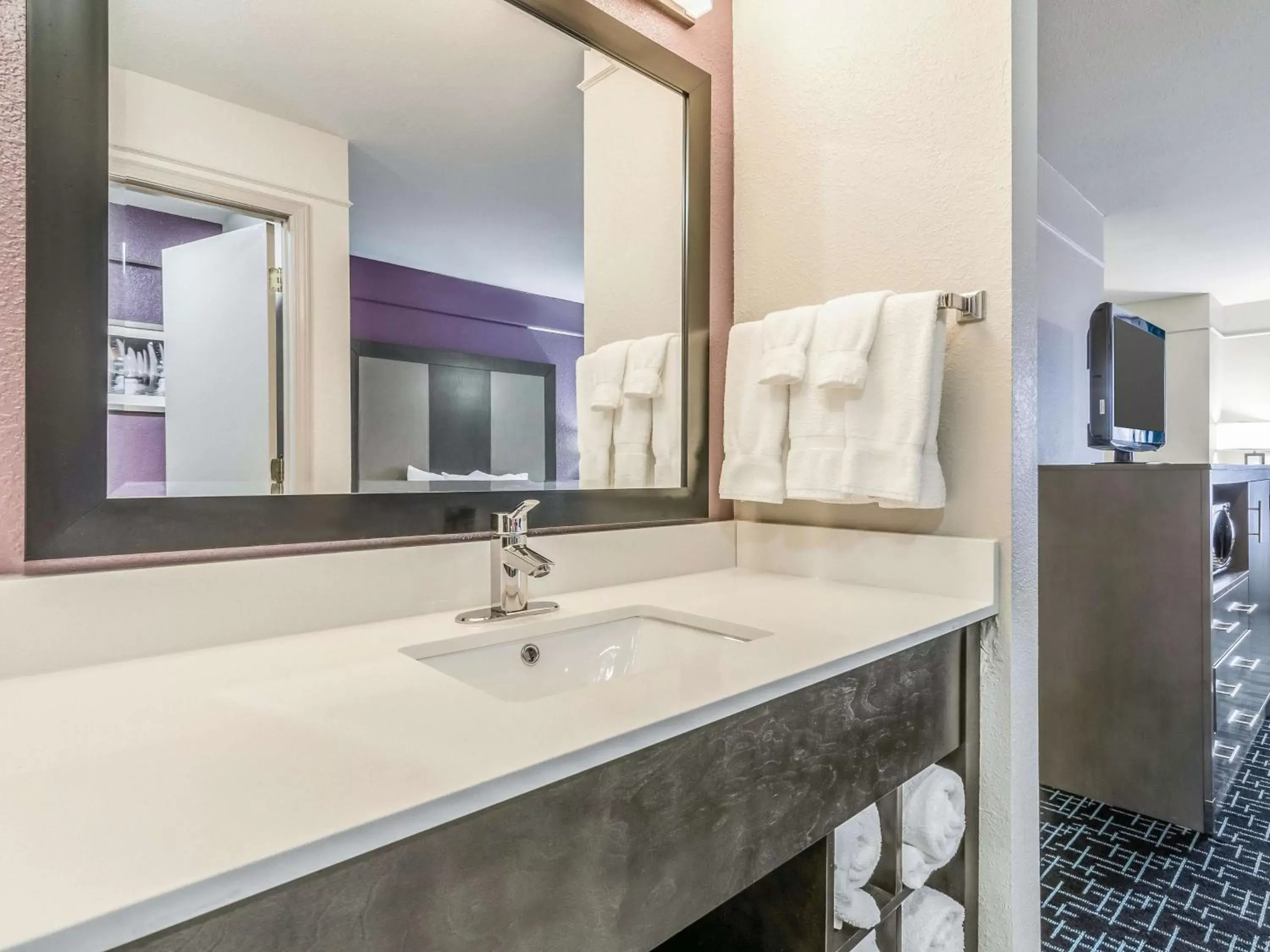 Photo of the whole room, Bathroom in La Quinta by Wyndham Kansas City Airport