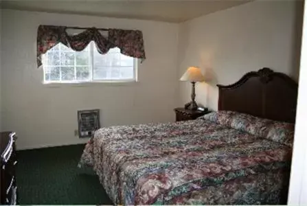 Photo of the whole room, Bed in Hi-Lo Motel, Cafe and RV Park