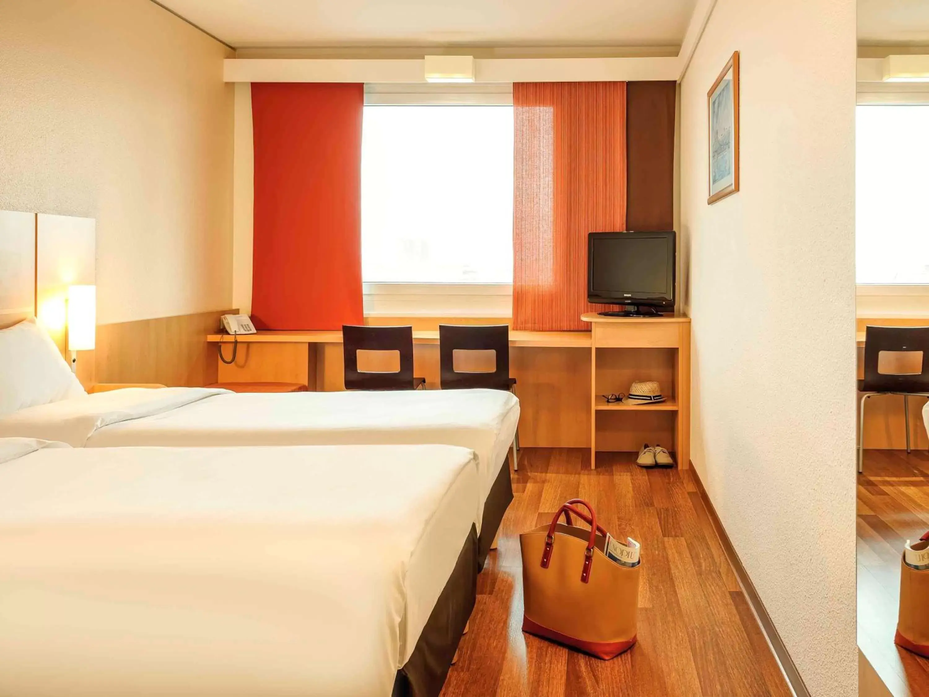 Photo of the whole room, Bed in Ibis Wien Messe