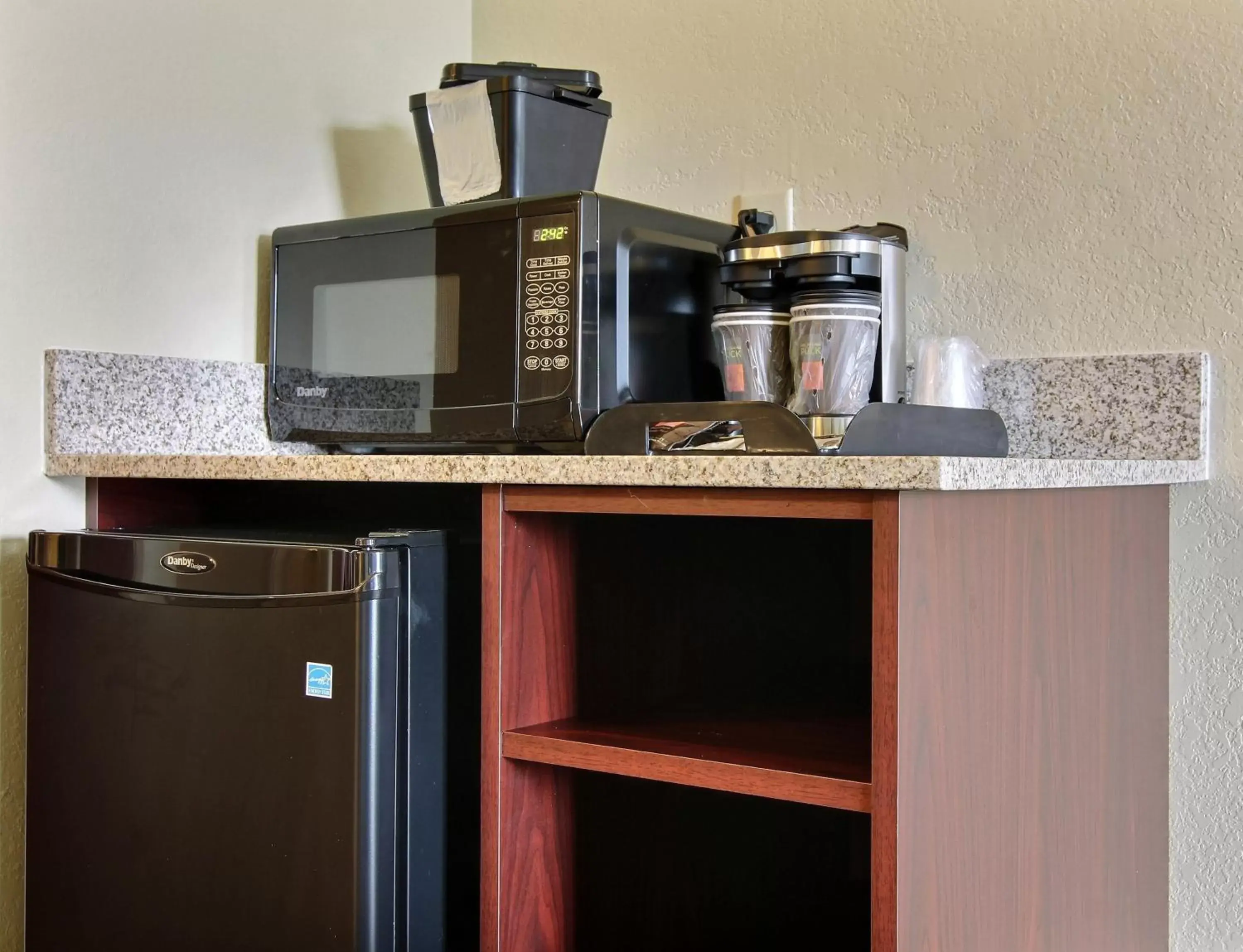 Coffee/tea facilities, Kitchen/Kitchenette in Cobblestone Hotel & Suites - Stevens Point