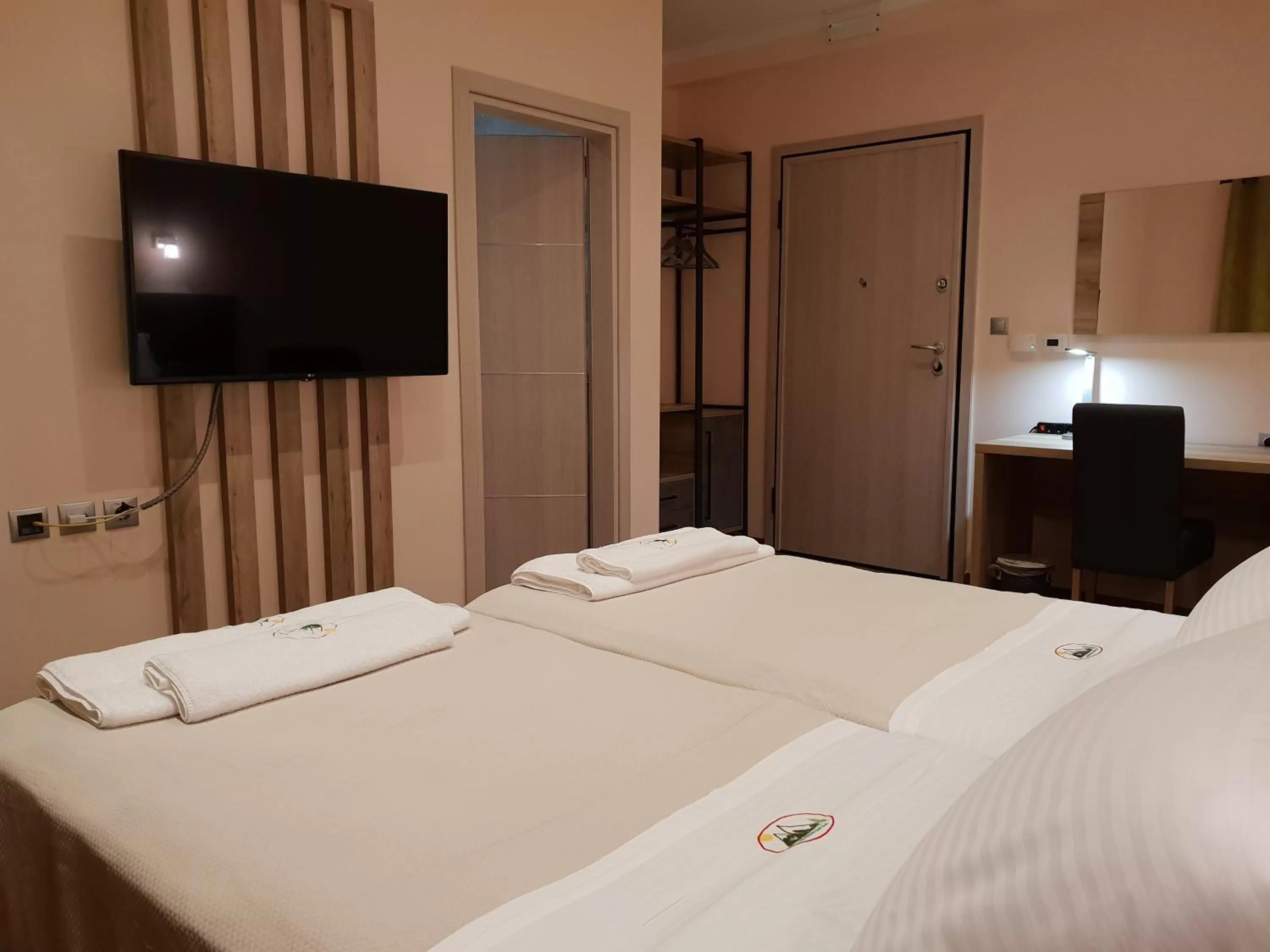 Photo of the whole room, Bed in Mondeus Inn Luxury