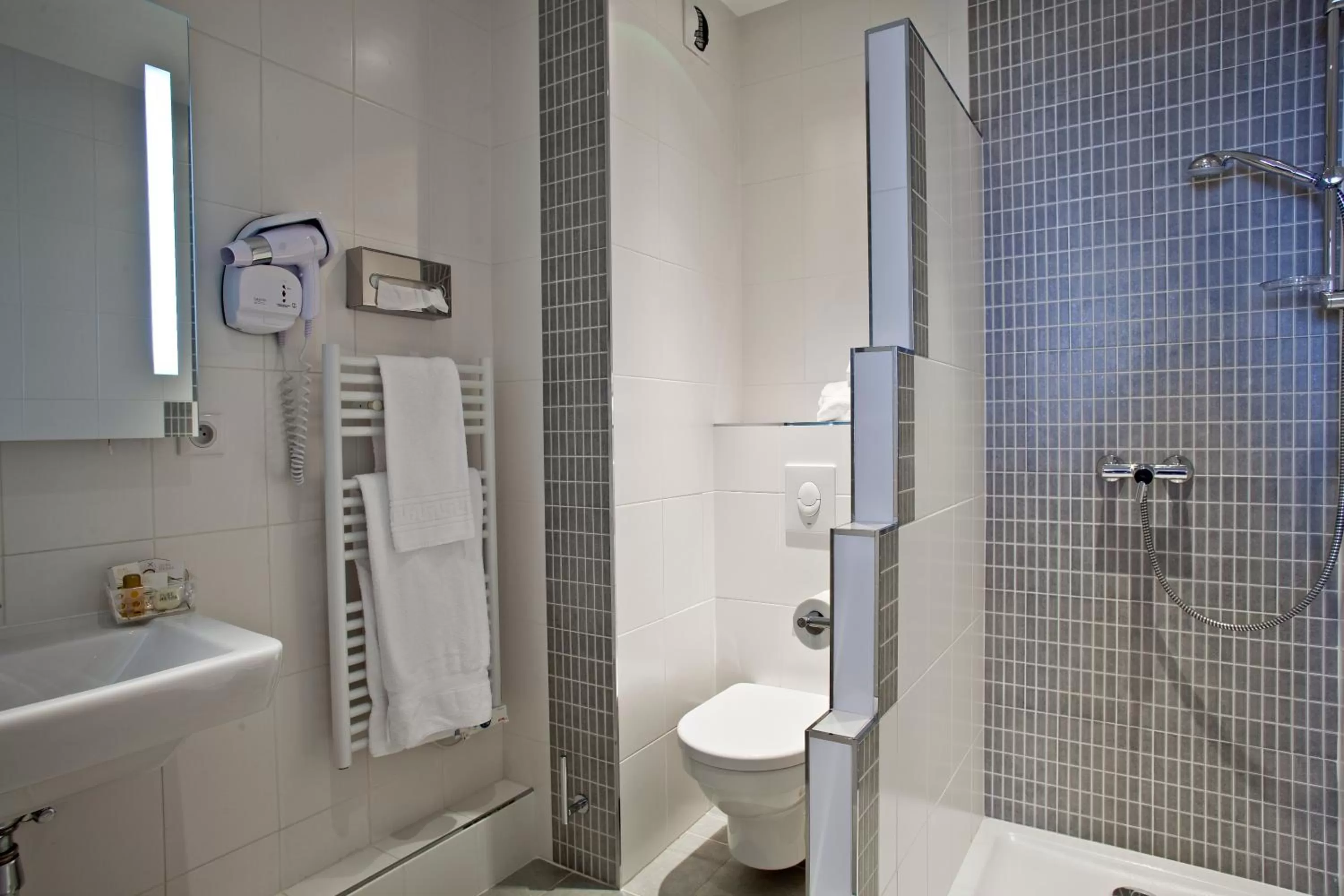 Shower in Best Western Plus Hotel Villa D'est