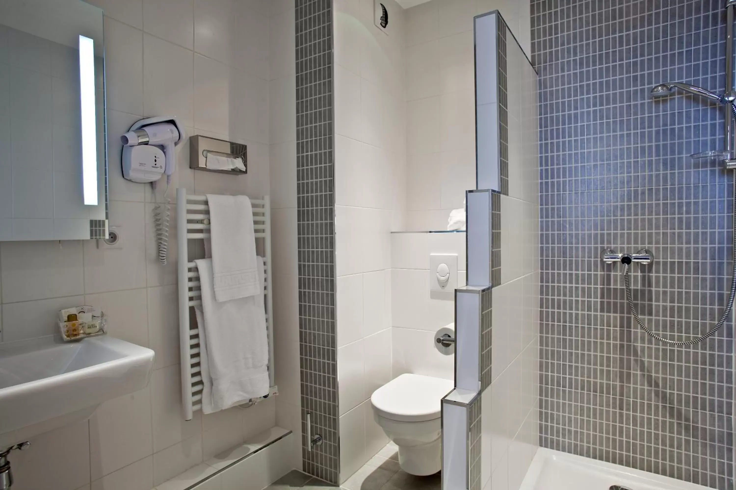 Shower, Bathroom in Best Western Plus Hotel Villa D'est