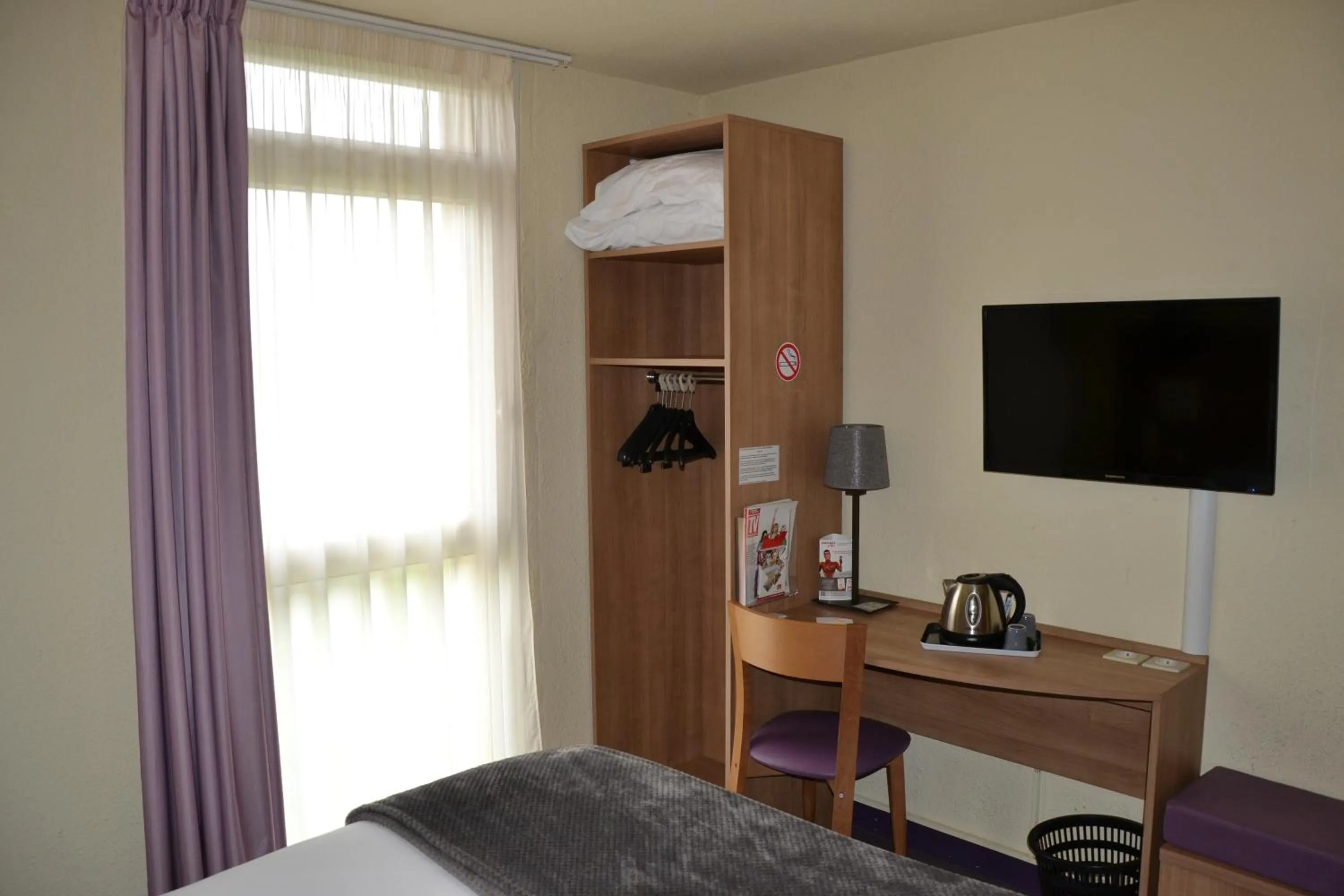 Photo of the whole room, Bed in Contact Hotel Atoll