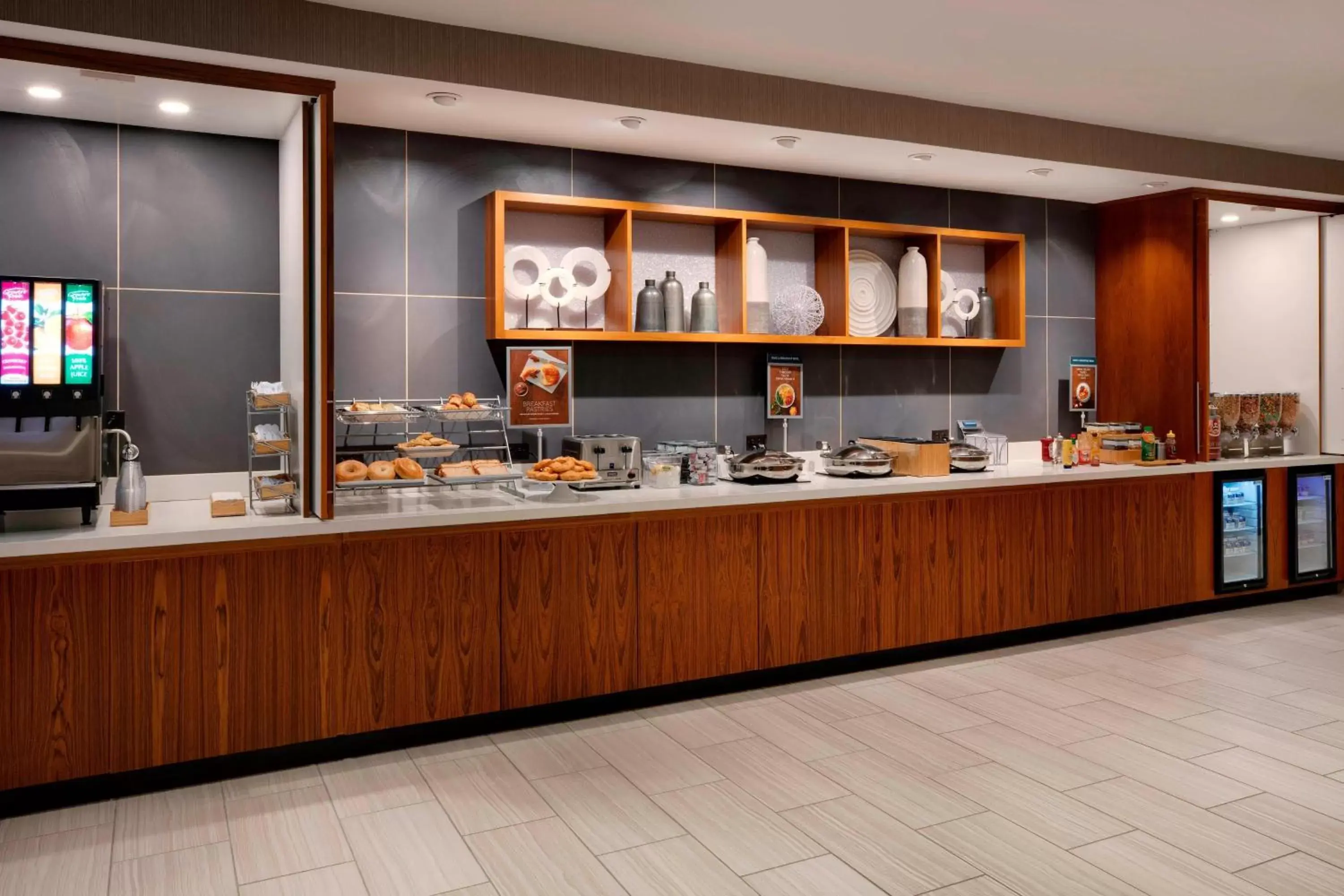 Breakfast, Restaurant/Places to Eat in SpringHill Suites by Marriott Hampton Portsmouth