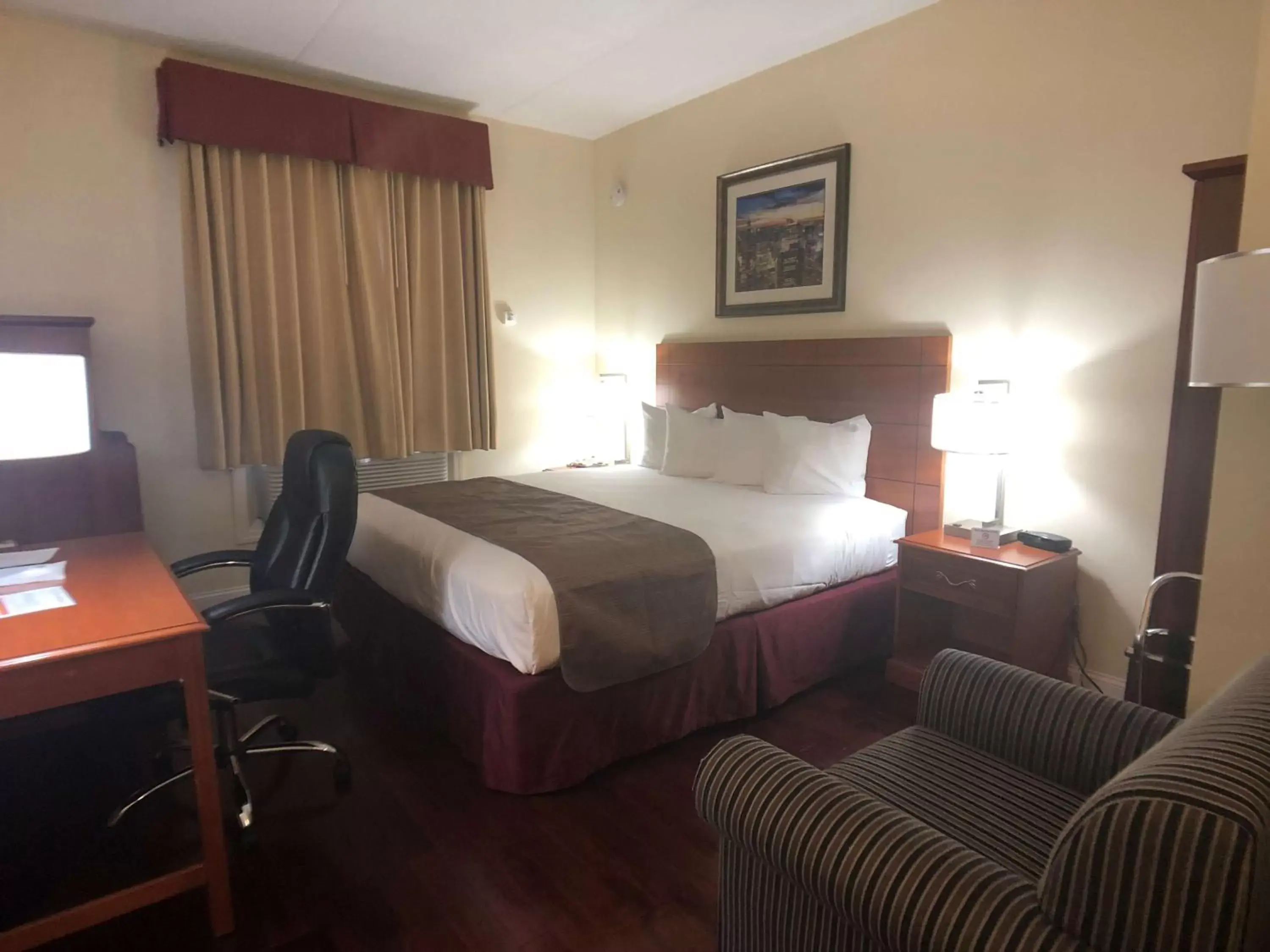 Photo of the whole room, Bed in Best Western Jamaica Inn