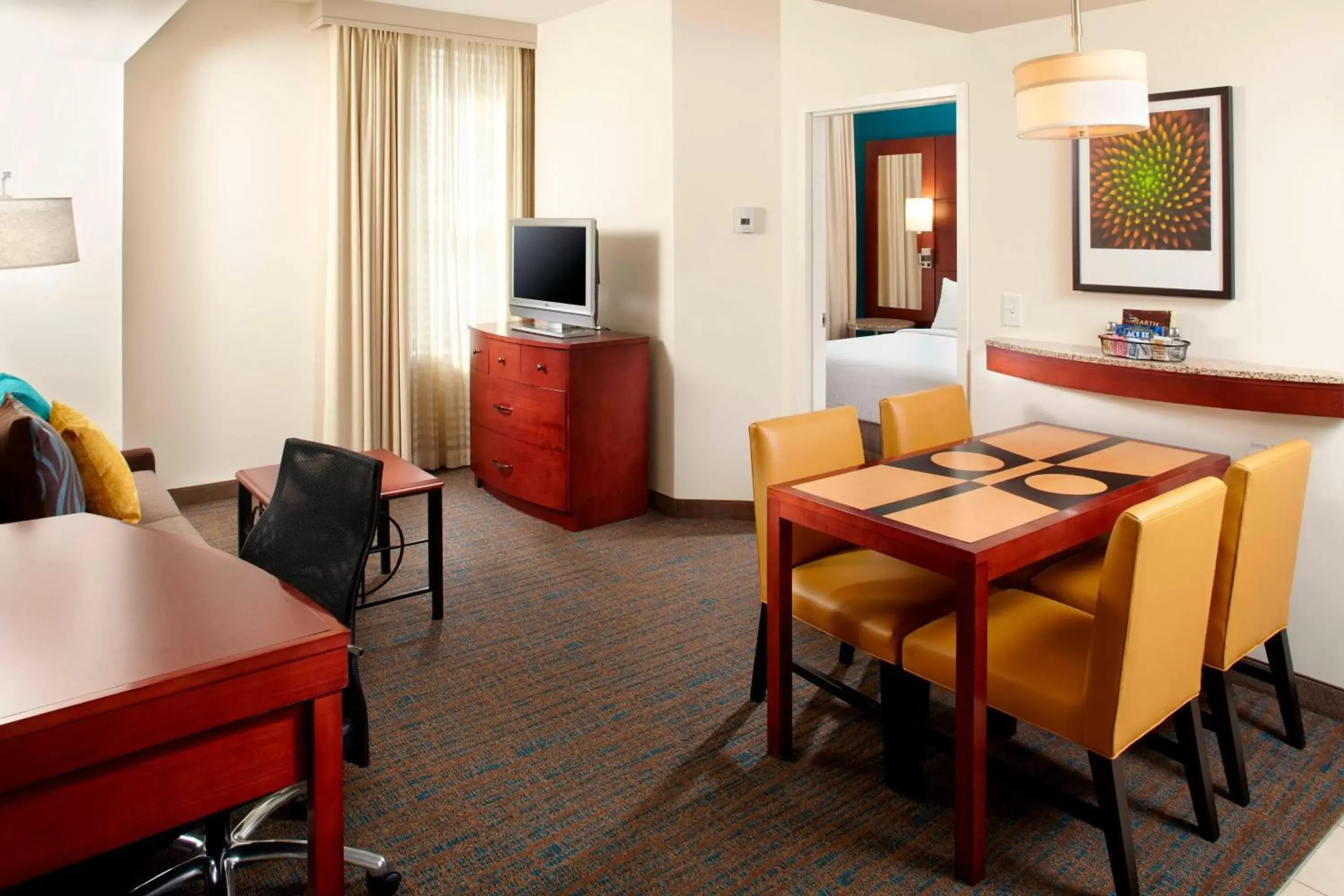 Living room, Dining Area in Residence Inn Columbus Downtown