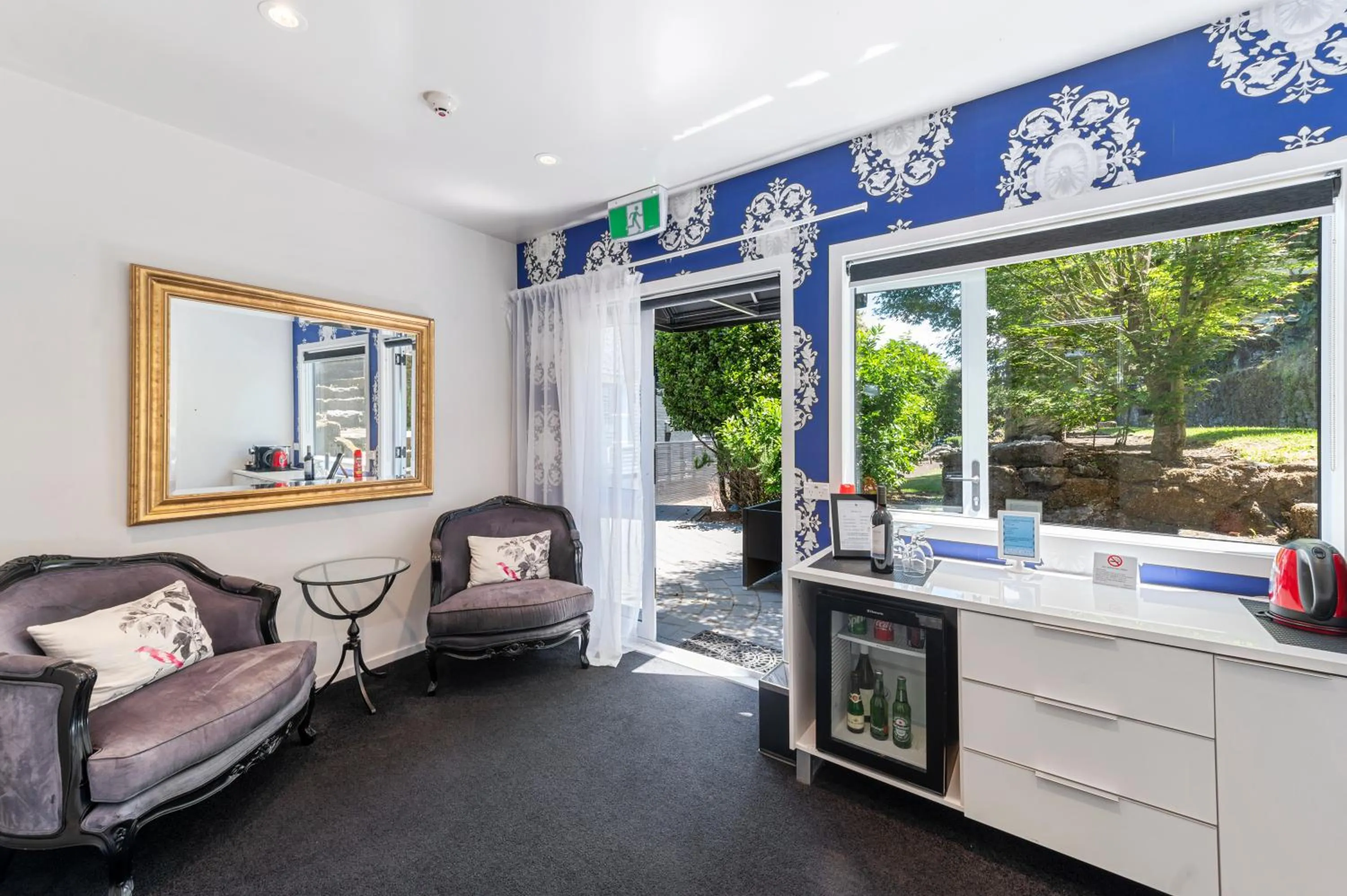 Living room in Black Swan Lakeside Boutique Hotel