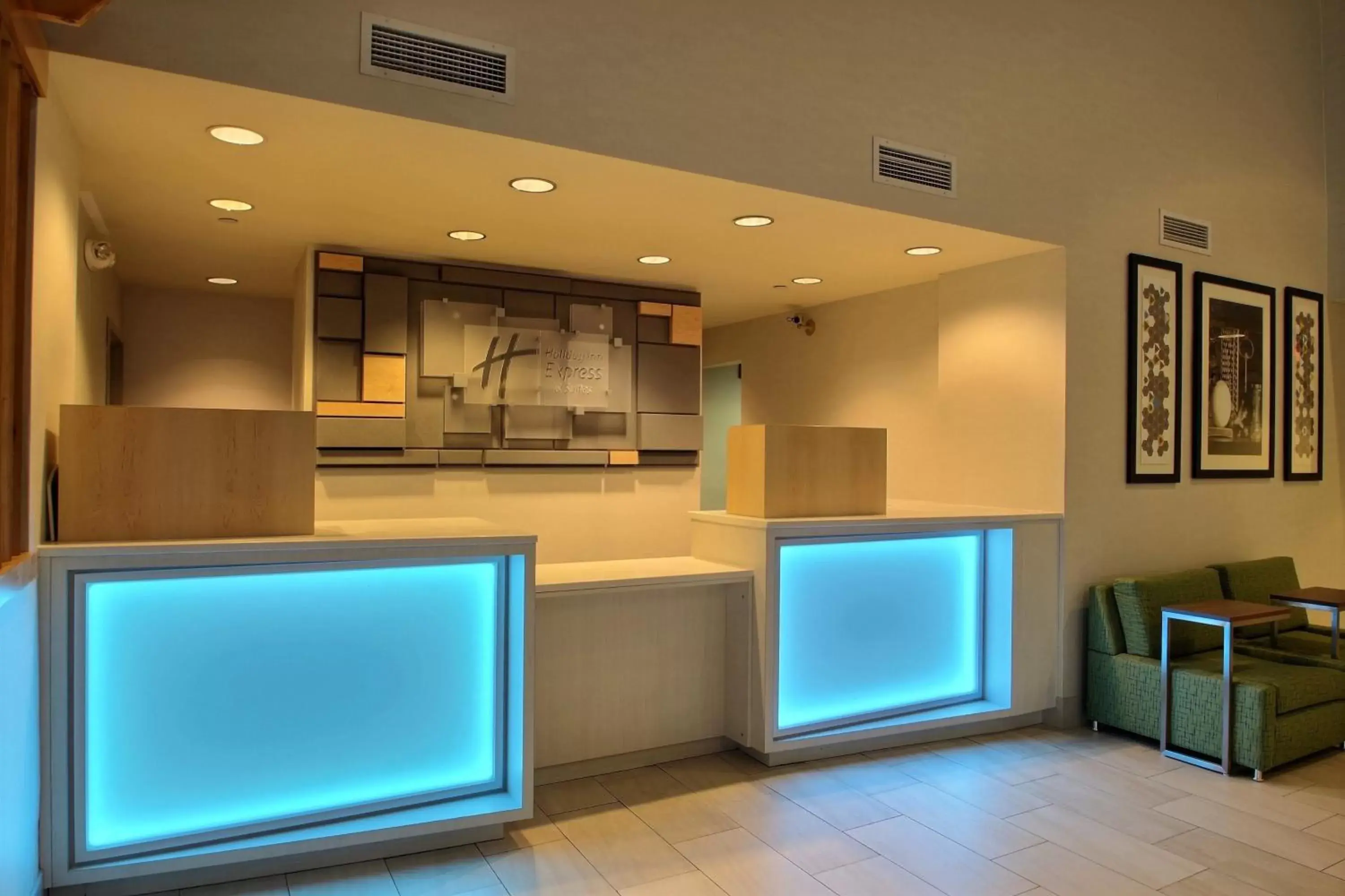 Property building, Lobby/Reception in Holiday Inn Express Hotel & Suites Milwaukee Airport, an IHG Hotel