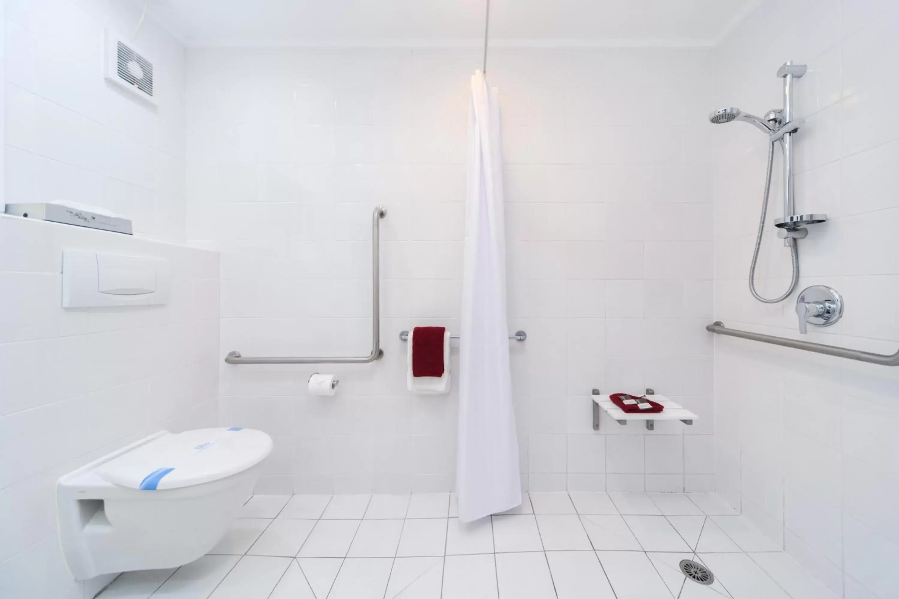 Bathroom in Aubyn Court Spa Motel