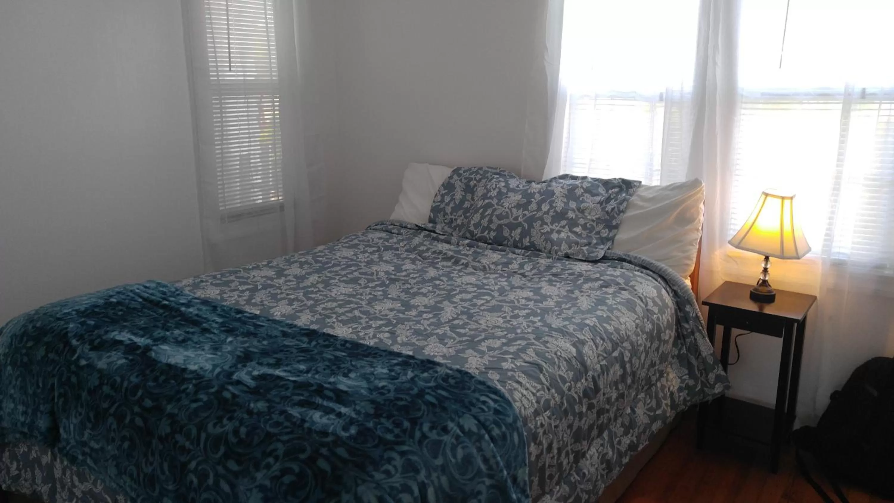 Bed in Hillcrest Inn