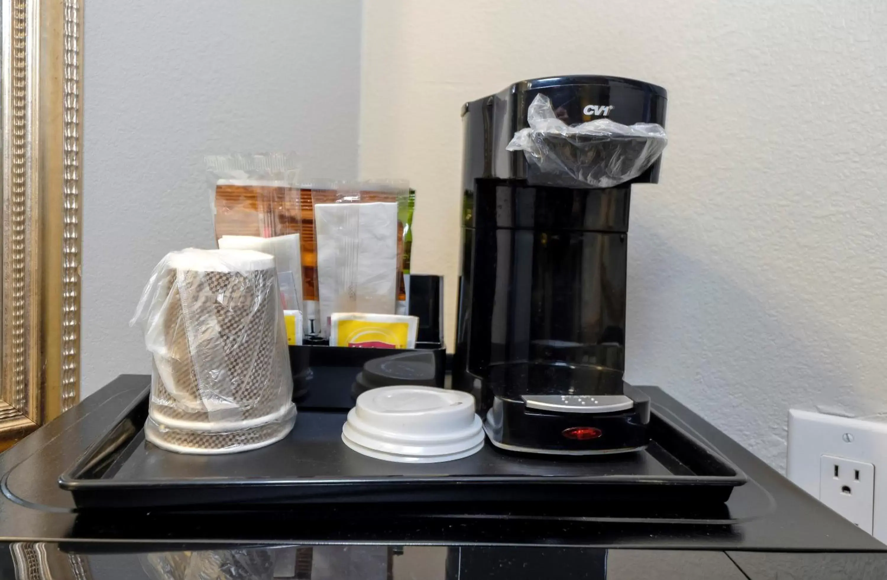 Photo of the whole room, Coffee/Tea Facilities in Red Roof Inn Arlington - Entertainment District